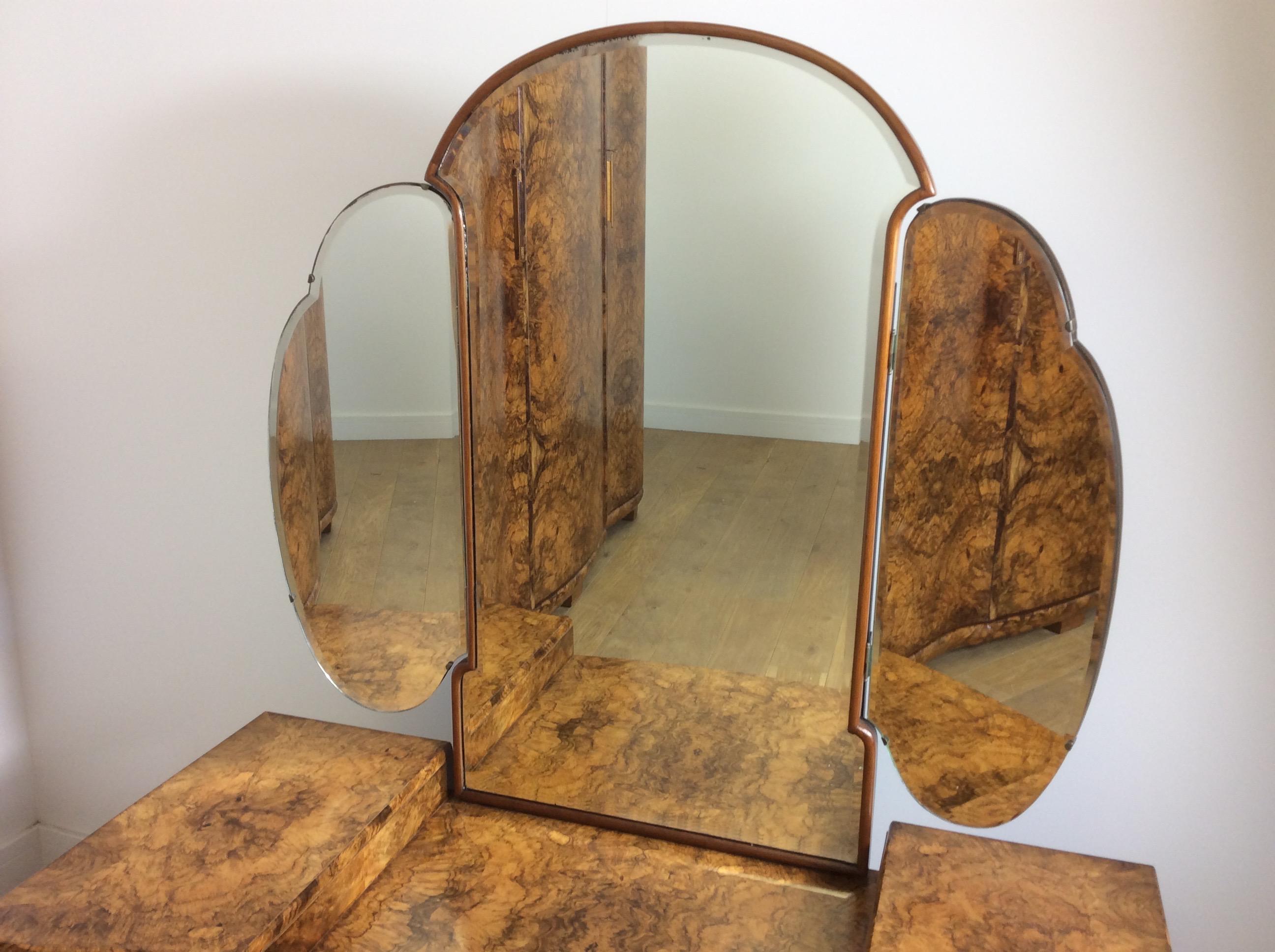 Art Deco serpentine dressing table.
Incredible Art Deco dressing table of serpentine design with the most stunning figured walnut and cloud shape mirror.
Great design with exceptional quality.
Measures: 157 cm H, 65 cm H, at the sides 121 cm W,