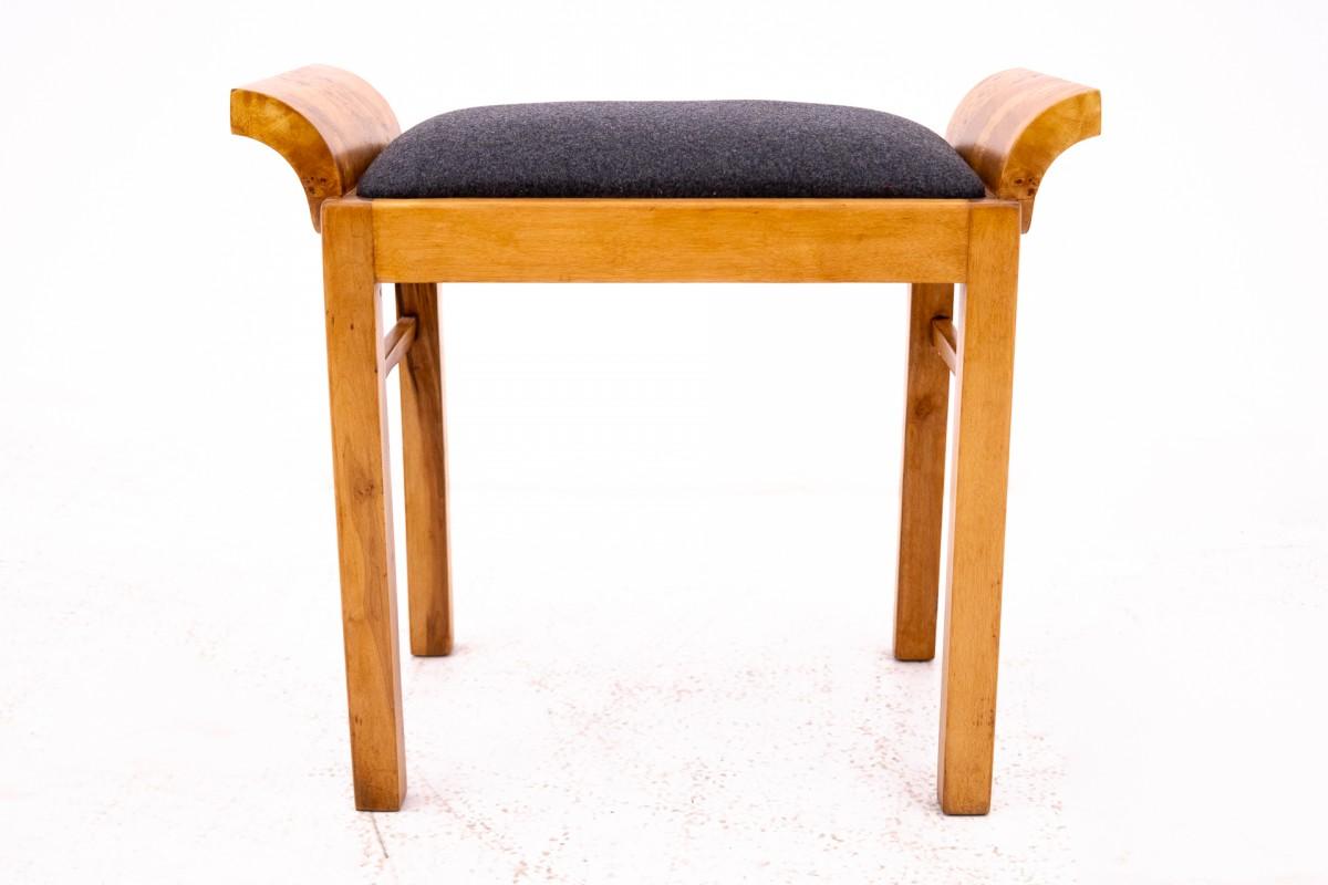 Art Deco Dressing Table with Chair from the 1940s, Poland.

Dimensions:

Dressing Table: H 126 cm / W 97 cm / D 41 cm

Chair: H 53 cm / W 59 cm / D 34 cm