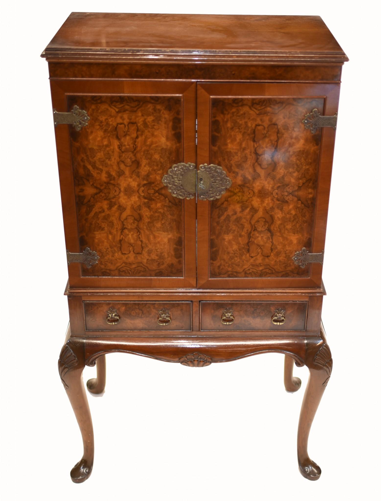 Mobile per bevande Epstein art déco in radica di noce
Si regge su gambe a cabriola con cartiglio a motivo di conchiglia elegantemente intagliato.
Il mobile si apre per rivelare l'interno a specchio e i ripiani in vetro.
Un look fantastico, la patina