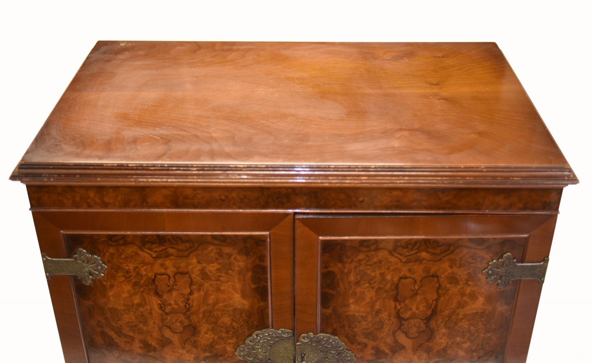 Armadietto per bevande Art Deco Epstein Cocktail Chest Burr Walnut 1930 In condizioni buone in vendita a Potters Bar, GB