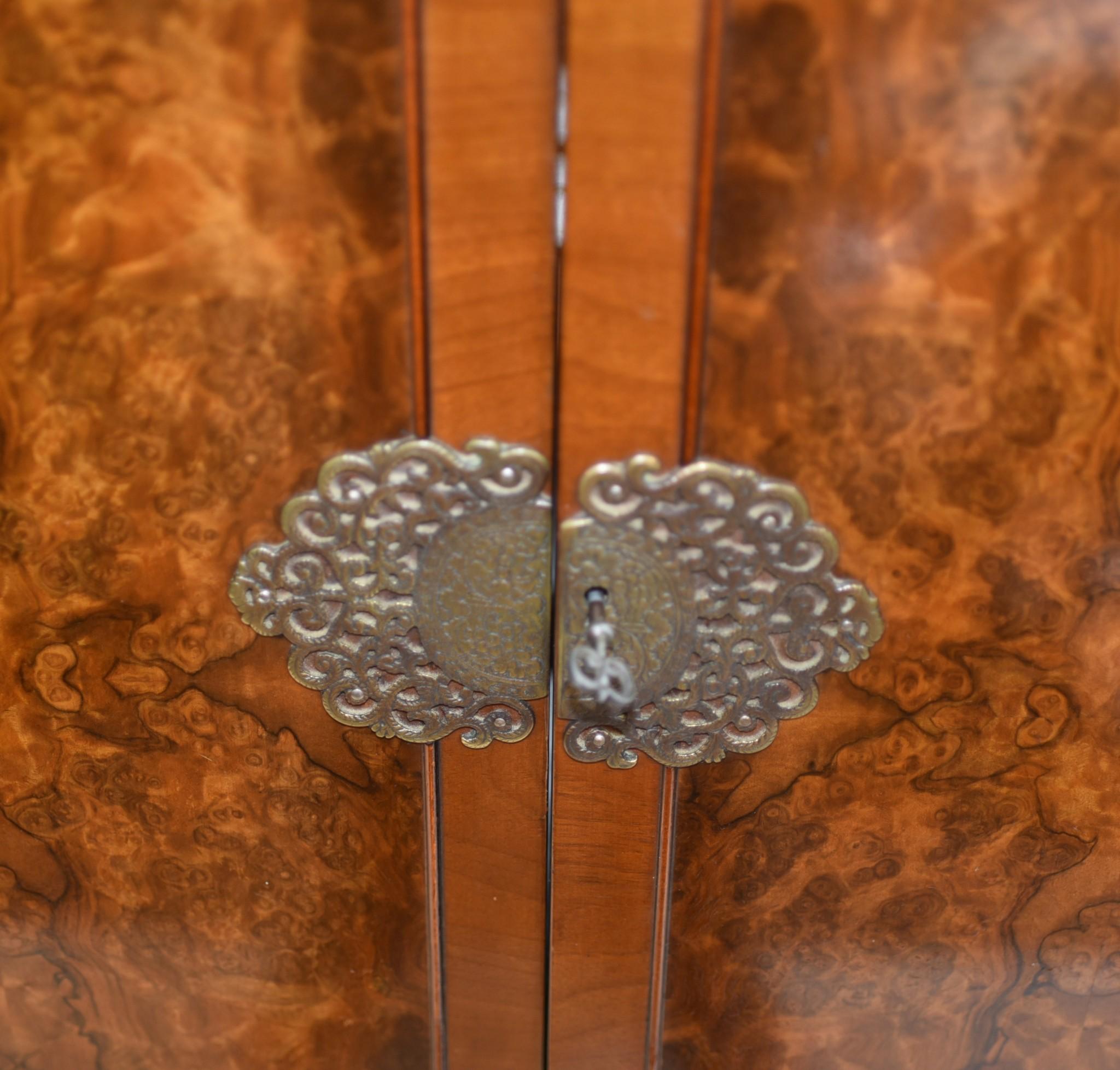 Metà XX secolo Armadietto per bevande Art Deco Epstein Cocktail Chest Burr Walnut 1930 in vendita