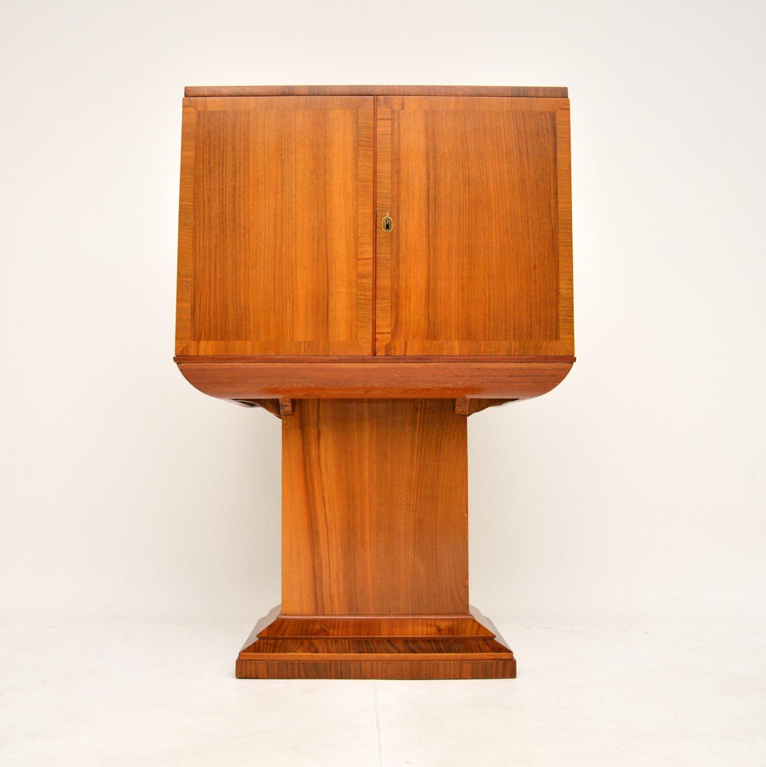 Art Deco Drinks Cabinet in Walnut In Good Condition For Sale In London, GB