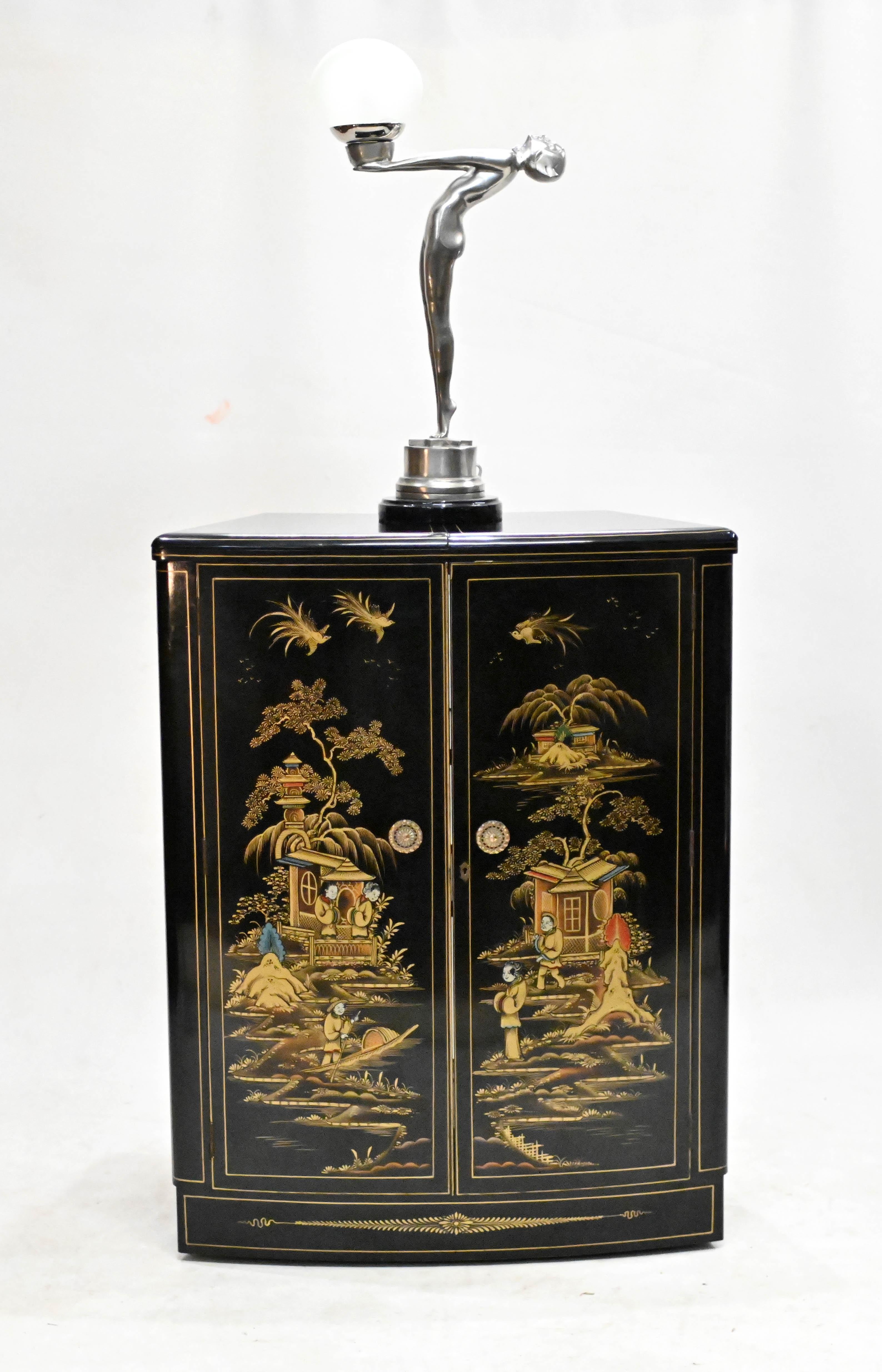 Vintage art deco drinks cabinet with a lacquer finish
Features intricate Chinoiserie to the front showing Chinese figures, pagodas and birds
So detailed in gold and other colours
Doors open to reveal drinks serving area
Also features original lemon