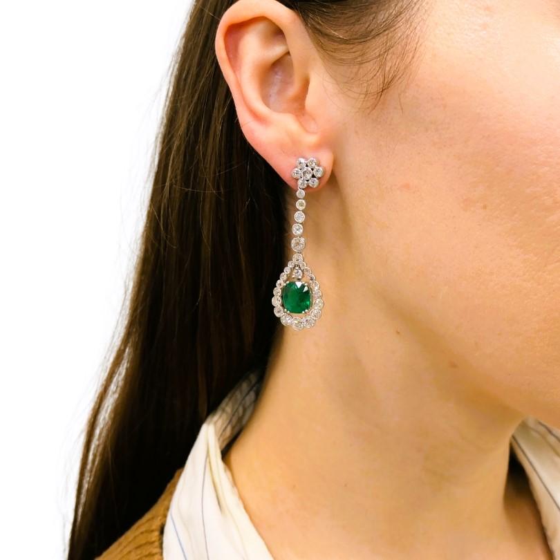 Art Deco Drop Earrings Platinum Diamond Emerald Cushion Cut Estate Jewelry en vente 1