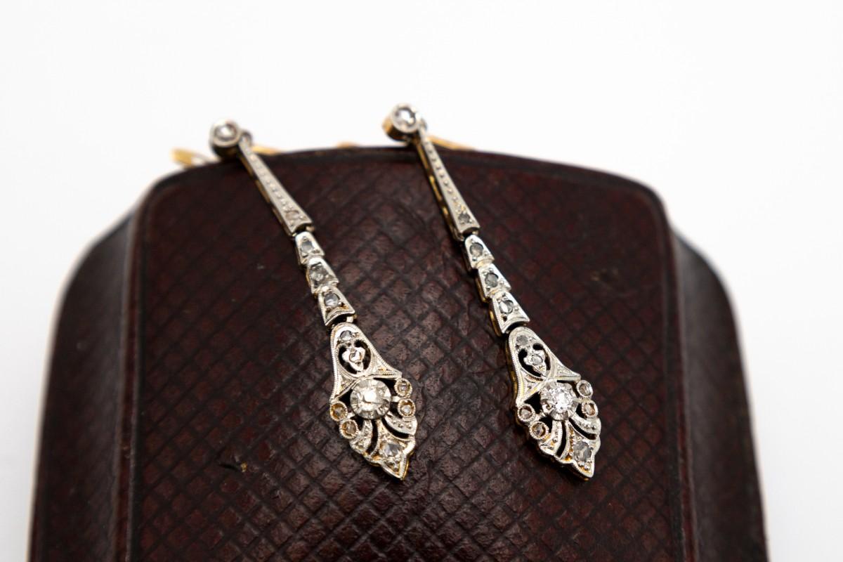 Beautiful hanging earrings made of yellow 18-carat gold (0.750) and platinum elements.

Art Deco earrings decorated with old-cut diamonds with a total weight of approximately 0.23ct, which give the earrings a subtle glow and ancient charm.

Origin: