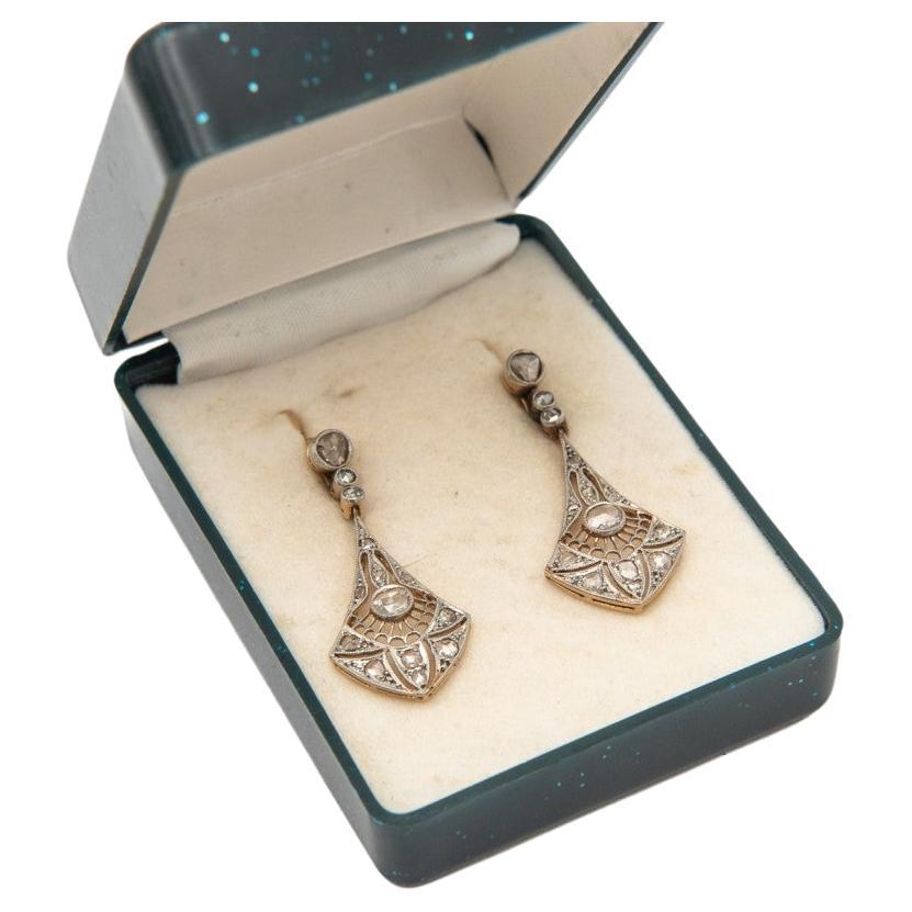Hanging earrings made of yellow 18-carat gold with platinum elements

Set with 28 old-cut diamonds with a total weight of 1.05ct

Time of creation: approx. 1925 - earring clasp probably modified at the end of the 20th century.

Length: 3.7cm

Item