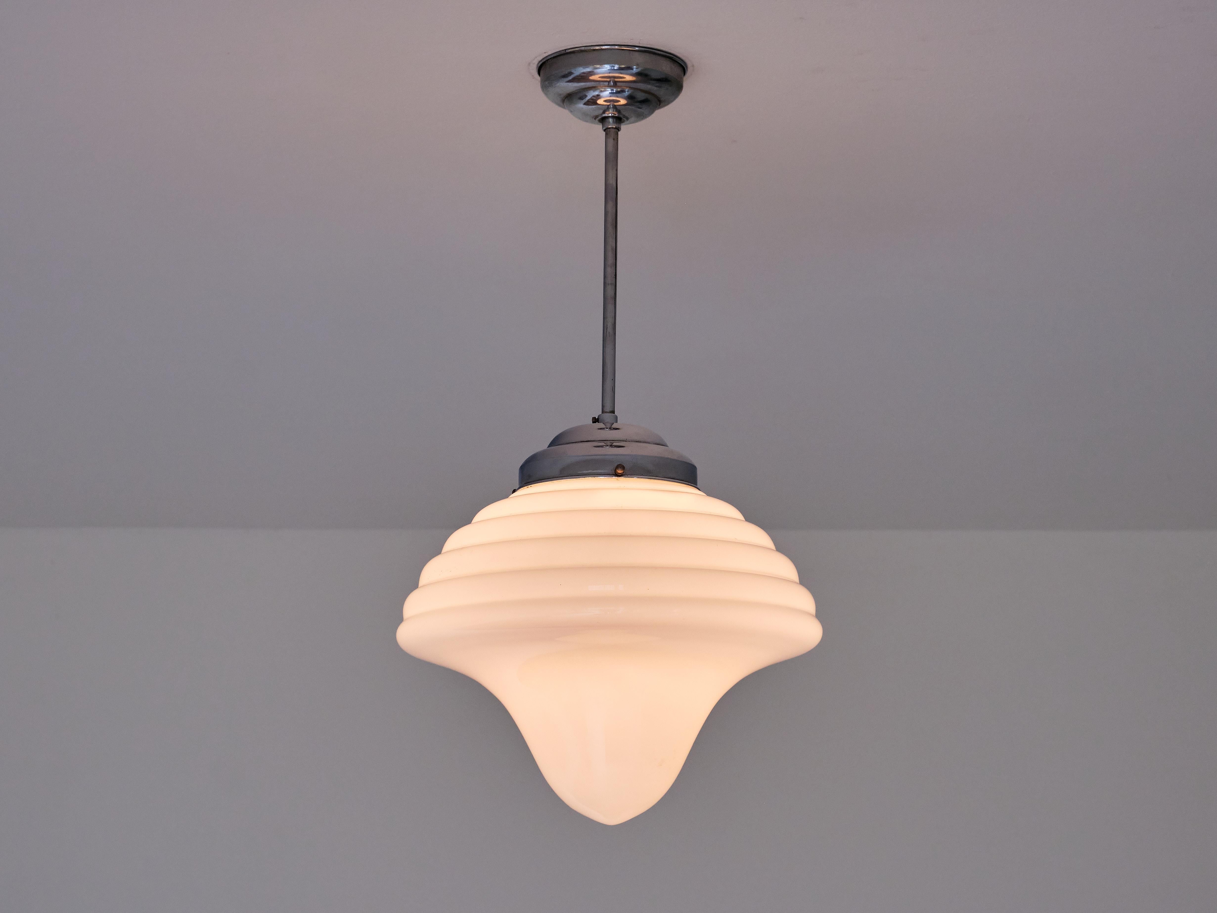 This rare pendant light was in The Netherlands in the 1960s. The Art Deco style of this design was introduced and distributed through various small-scale manufacturers from the 1930s onwards, with the most well known name being Gispen.
The striking