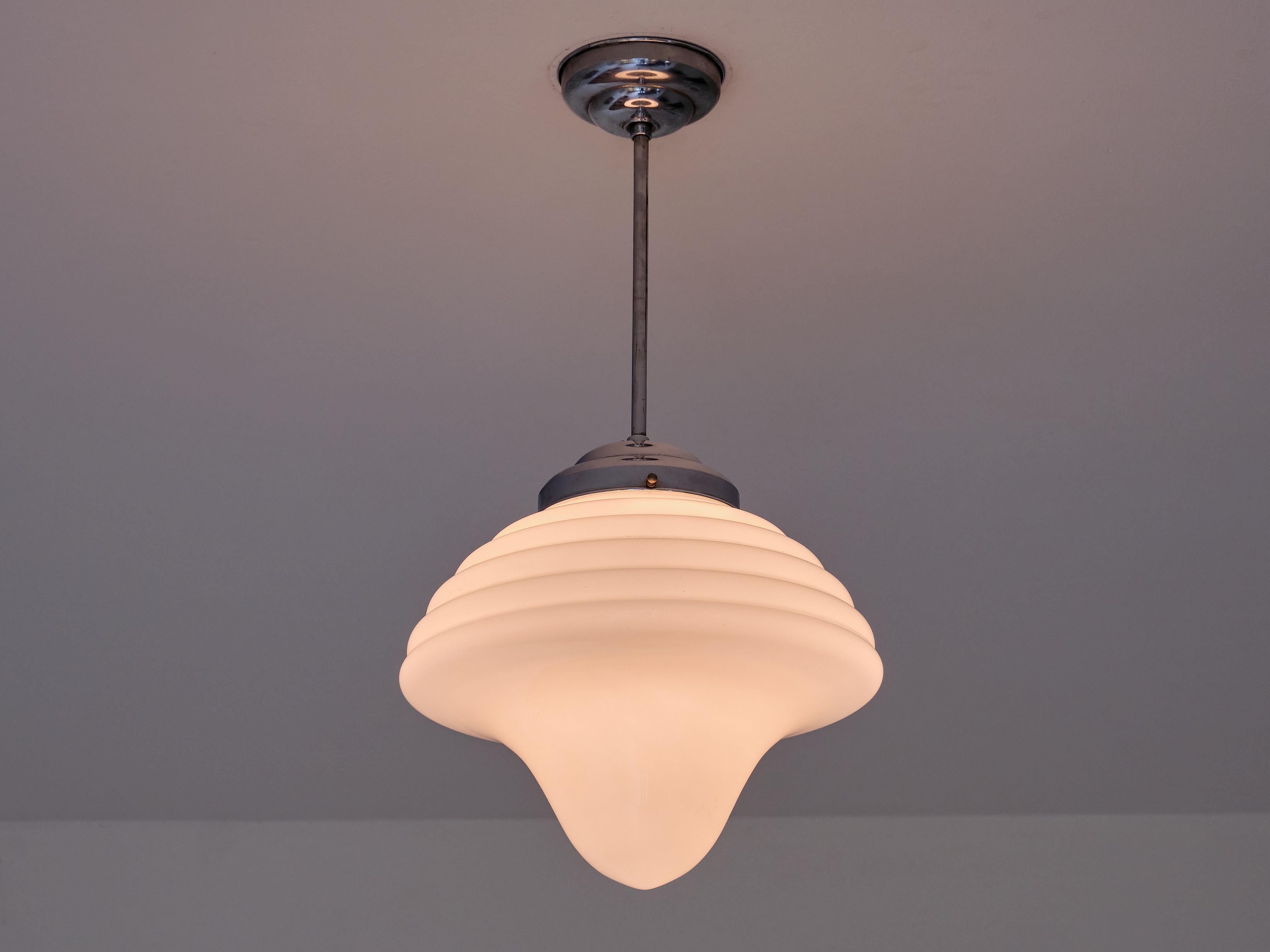 Vetro opalino Lampada a sospensione Art Deco a forma di goccia in vetro opalino e nichel, Paesi Bassi, anni '30 in vendita