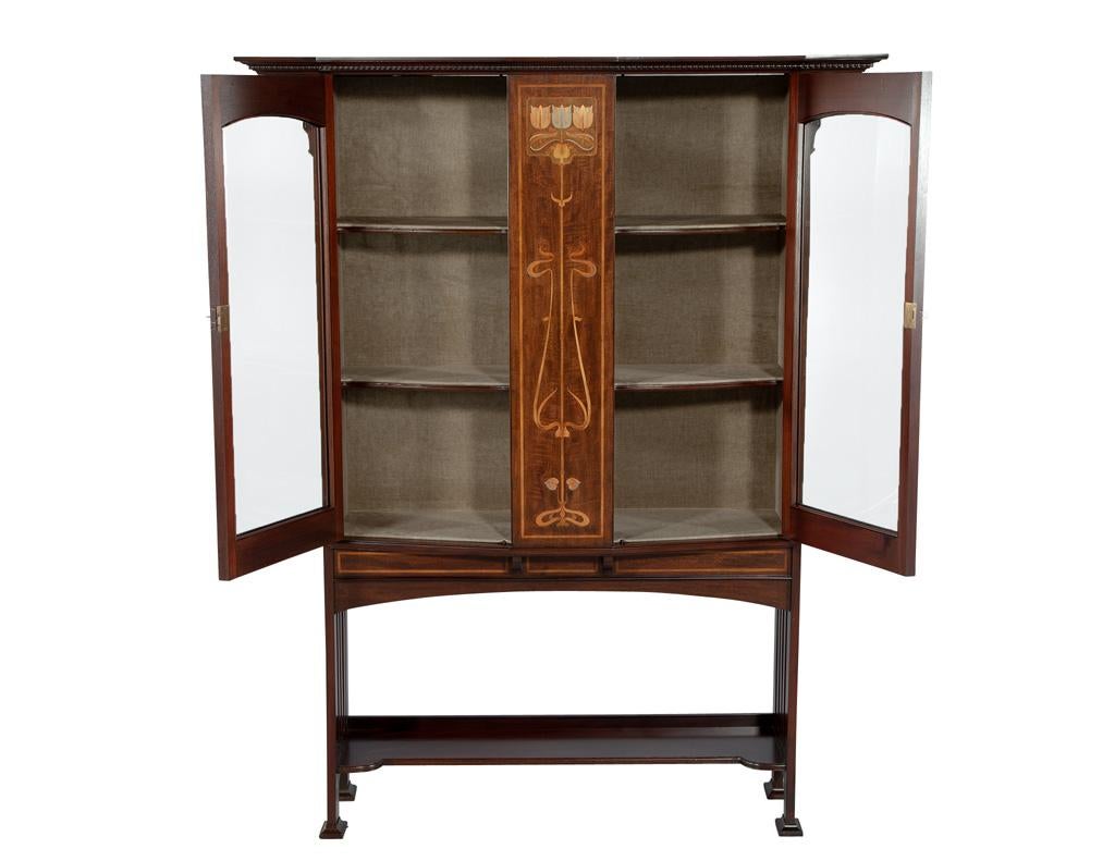 Voici une exquise vitrine de bar Art déco, une pièce étonnante fabriquée en France à l'époque emblématique des années 1950. Ce meuble est une véritable représentation de l'esthétique audacieuse et glamour de l'époque, combinant sans effort