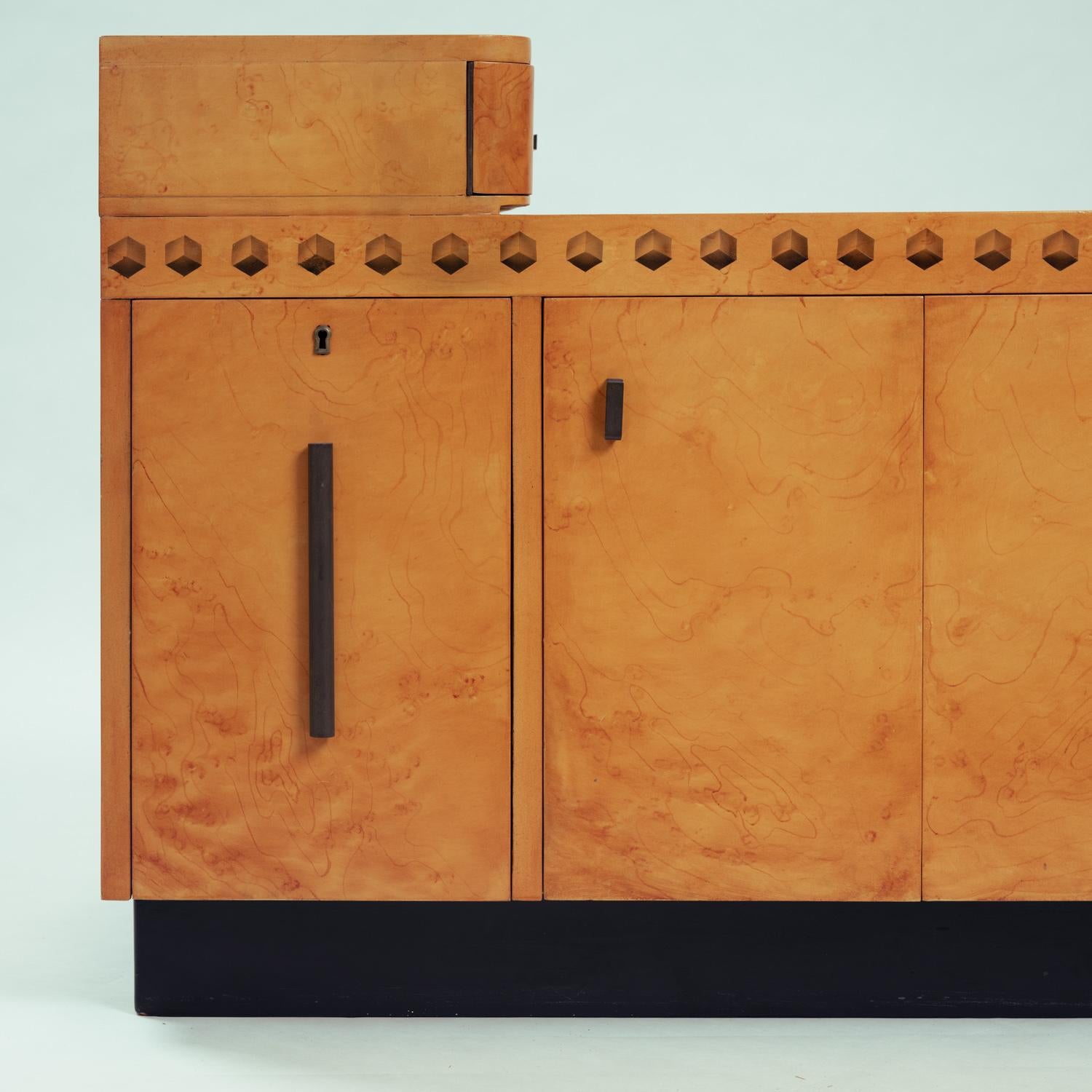 Meuble de bar Art Déco en bois de ronce peint d'imitation, Italie 1961 en vente 4