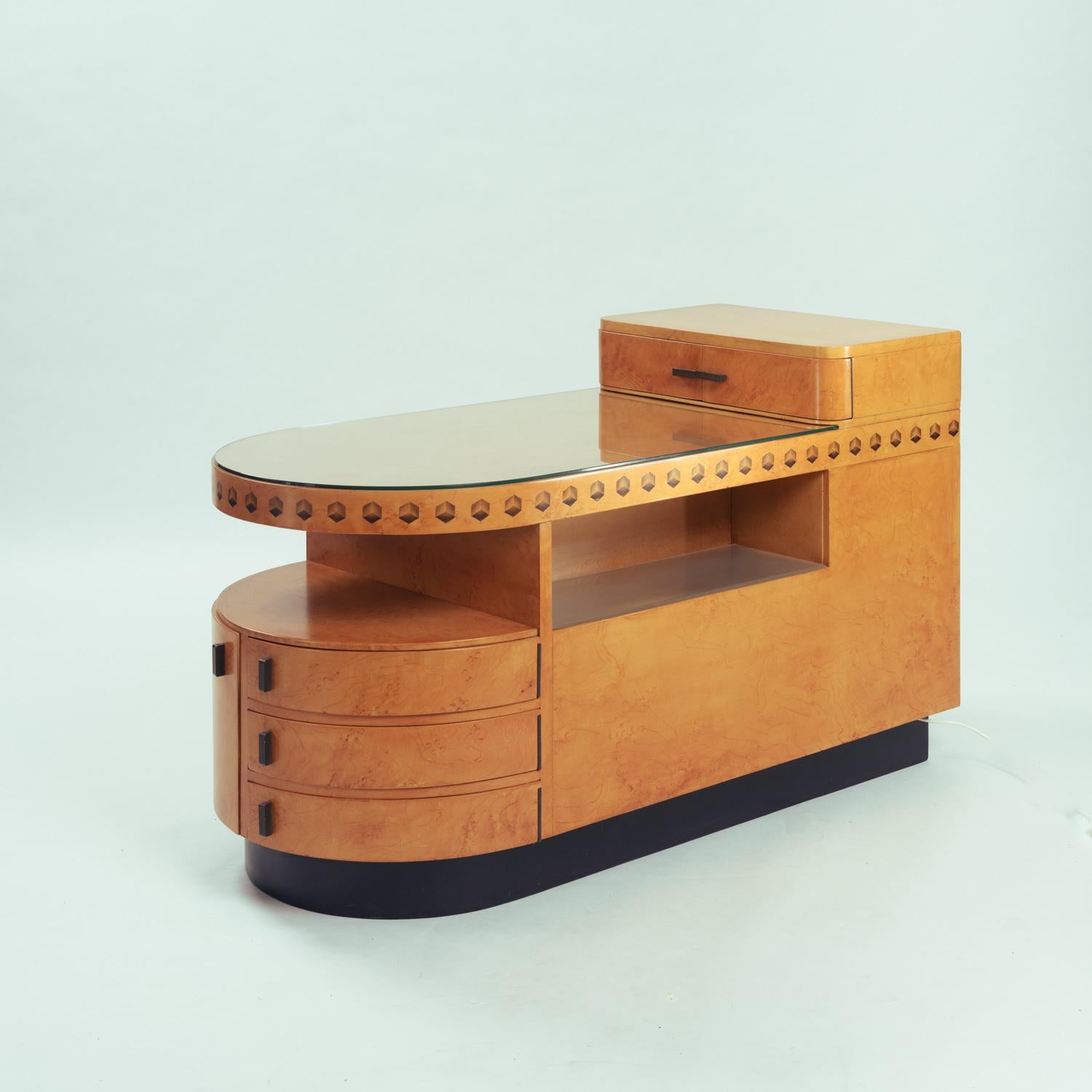 Meuble de bar unique en son genre, de style Art déco, avec une peinture exquise imitant le bois de bourgogne.

Ce très élégant meuble de bar sec italien de forme typiquement Art déco est daté de 1961.
Il présente une belle peinture imitant le bois