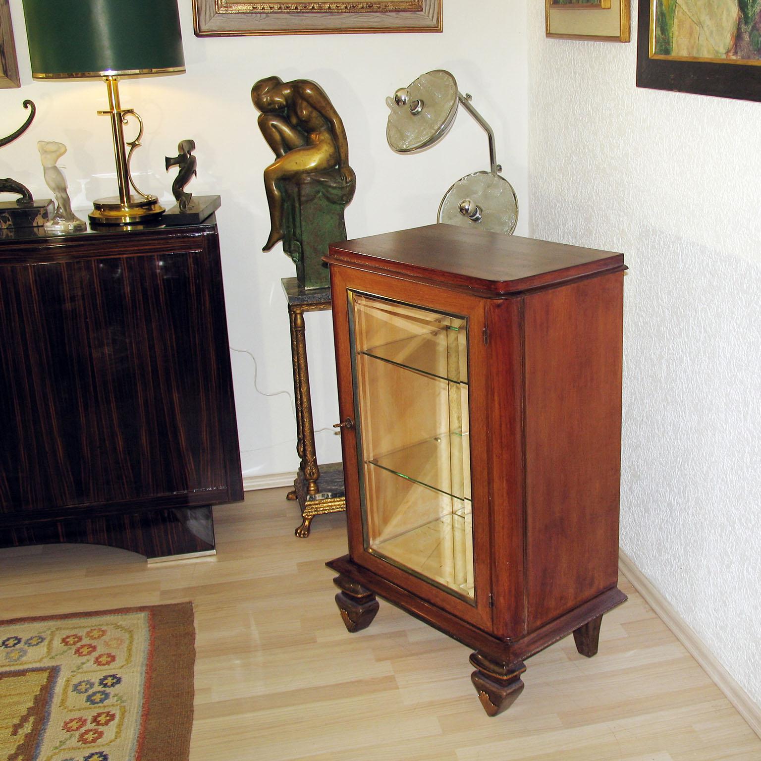 Art Deco interior illuminated vitrine, dry bar, display cabinet, in the manner of Jean Pascaud, Jules Leleu, France, 1940s
Wood veneer display cabinet, glass door opening, mirrored interior, original, functional lighting. Front feet with bronze