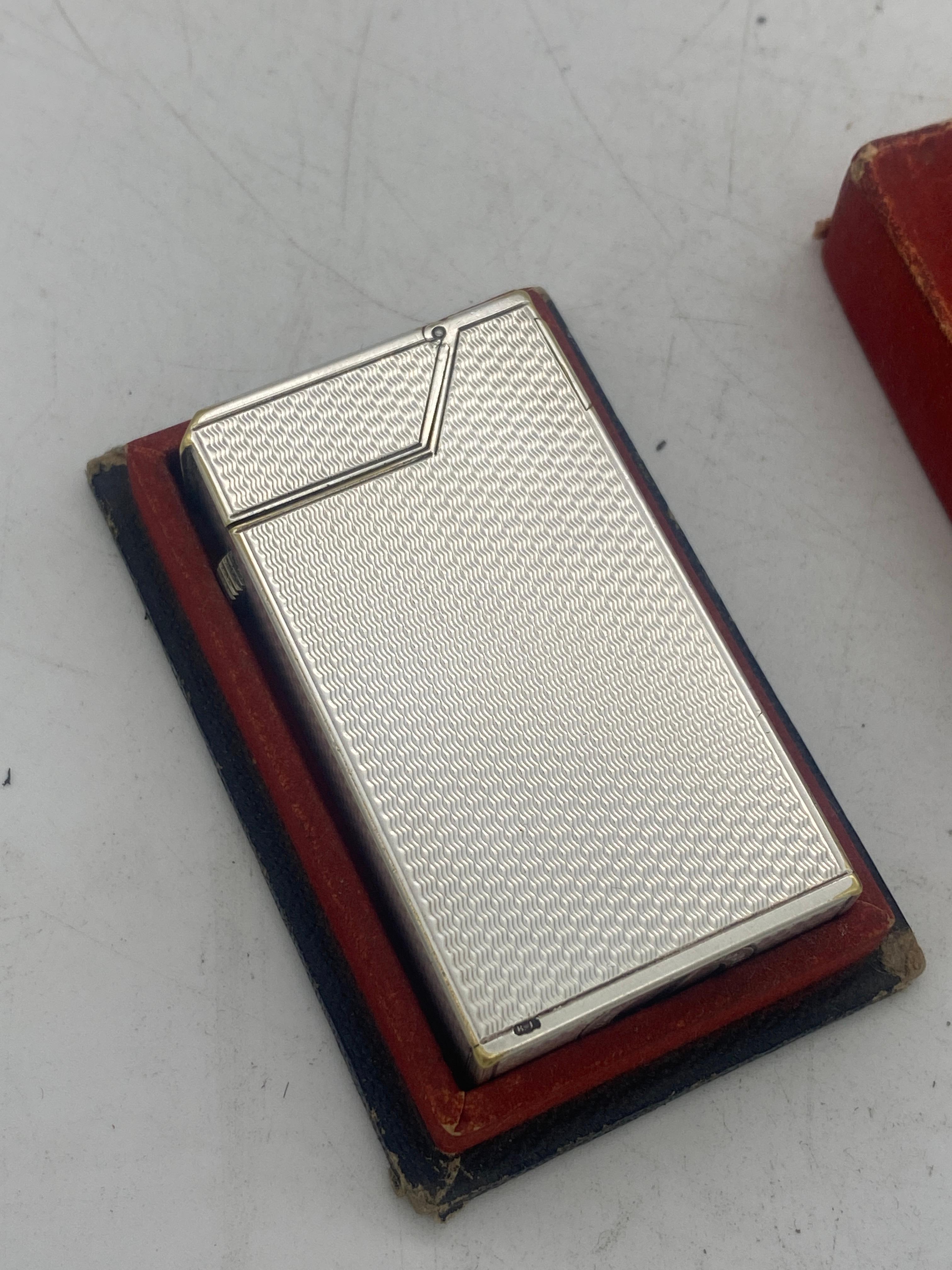 Antique Dunhill Broadboy halfcap sterling silver petrol lighter in the Barley pattern.

In really nice used condition and measures 1¾