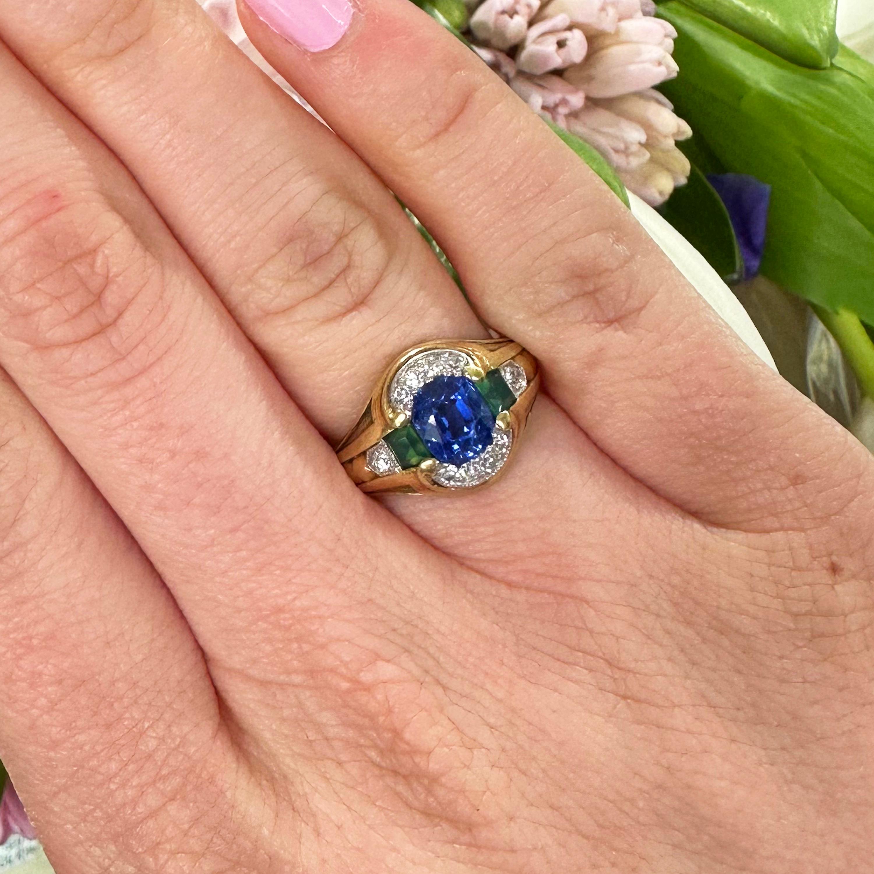 Ein Art Deco, Durand & Co., Saphir, Chrysopras, Diamant und Goldring, besetzt mit einem oval geschliffenen Saphir, mit einem quadratisch geschliffenen Chrysopras auf jeder Seite, innerhalb von zwei Halbkreisen mit Diamanten im Acht-Schliff, einem