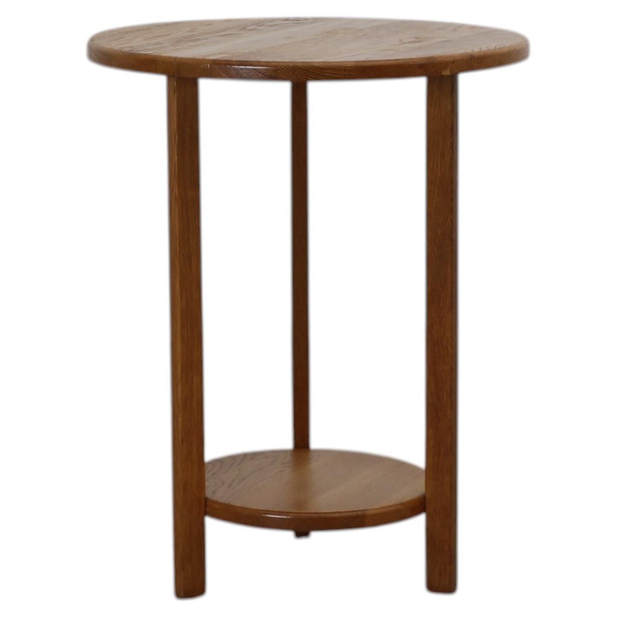 What size should a side table be?