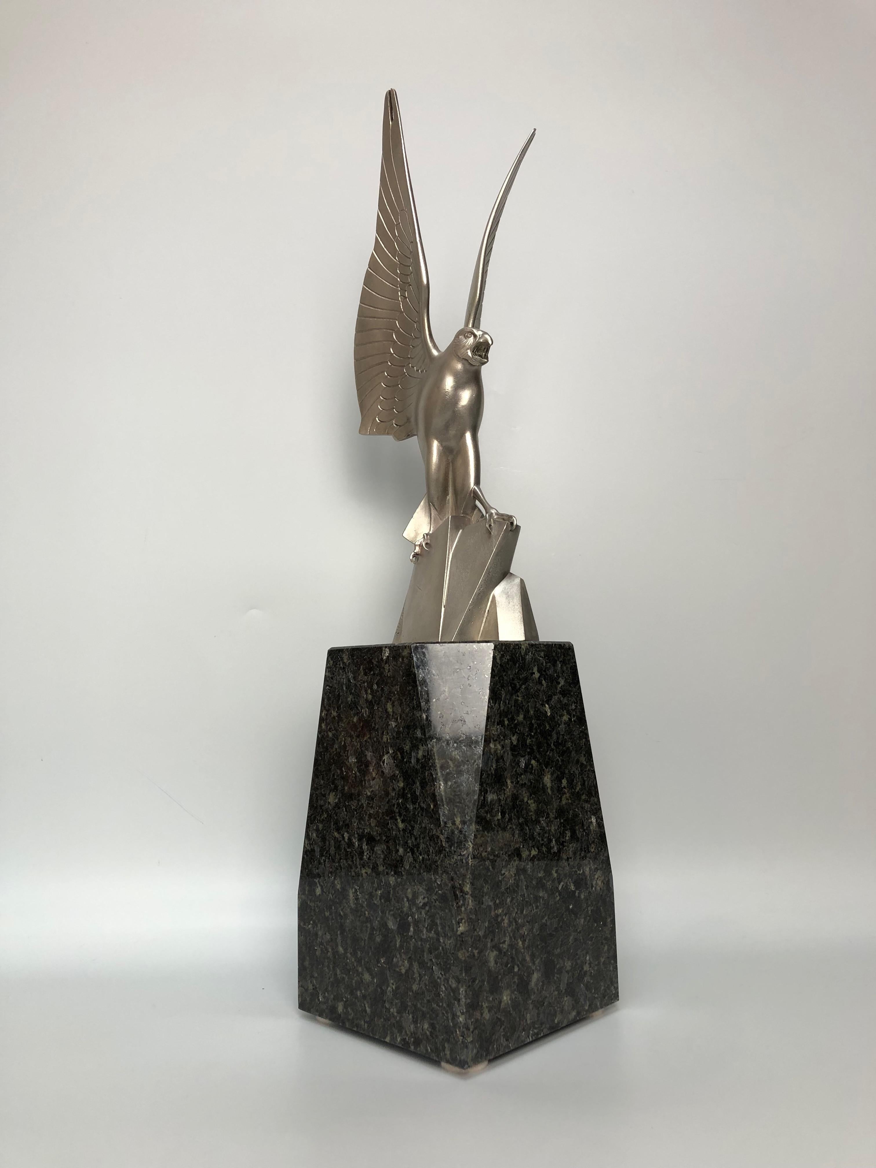 Silvered bronze circa 1930.
Eagle on a rock mounted on a marble base.
Signed Rischmann.

Eagle height: 31.5 cm
Total height: 52 cm
Width: 13 cm
Depth: 13 cm
Weight: 10Kg

Henri Rischmann was well known for his silvered and polychromed animalia