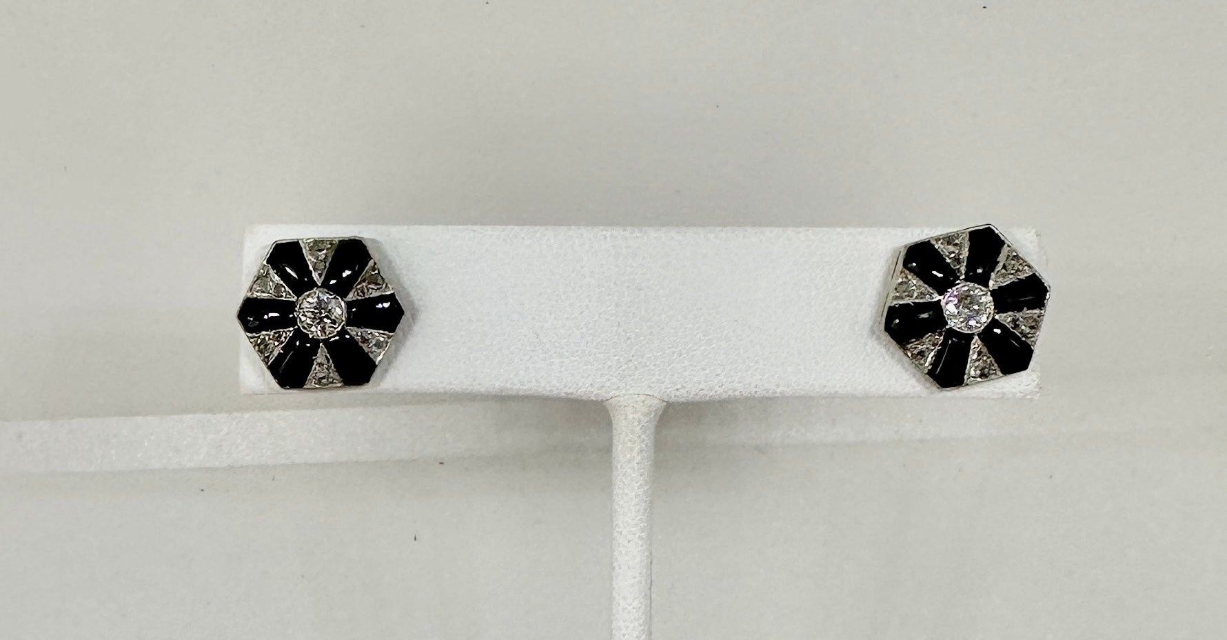 Il s'agit de magnifiques boucles d'oreilles Art déco en platine, diamant taille ancienne et rose et onyx noir, d'une grande beauté.   Le design classique en noir et blanc respire la beauté de la période Art déco.  Au centre de chaque boucle