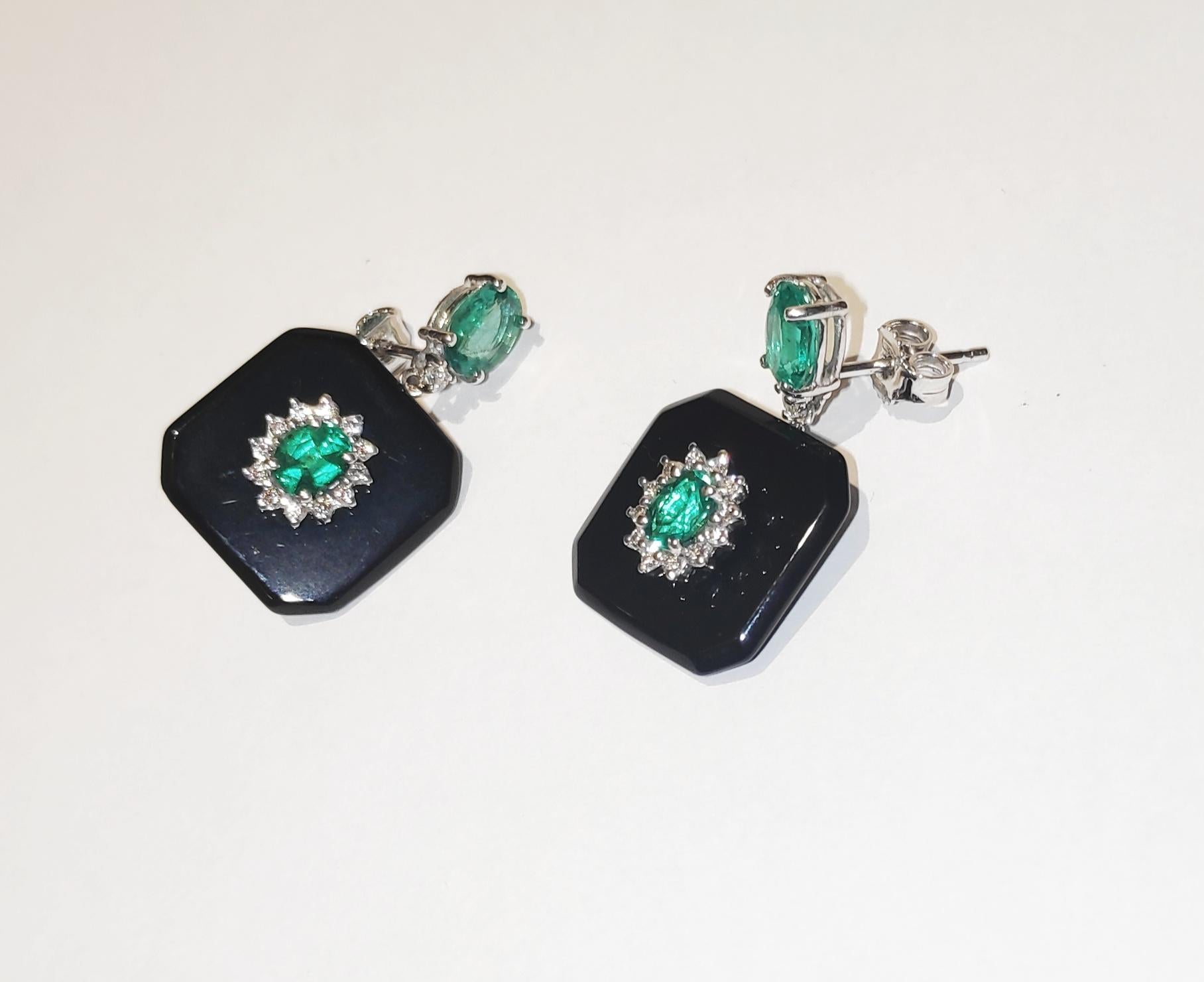 Art Deco Style Earrings Emerald and onix withe gold 18kt 
emerald oval cut ct 2,56 diamonds 0,35 .