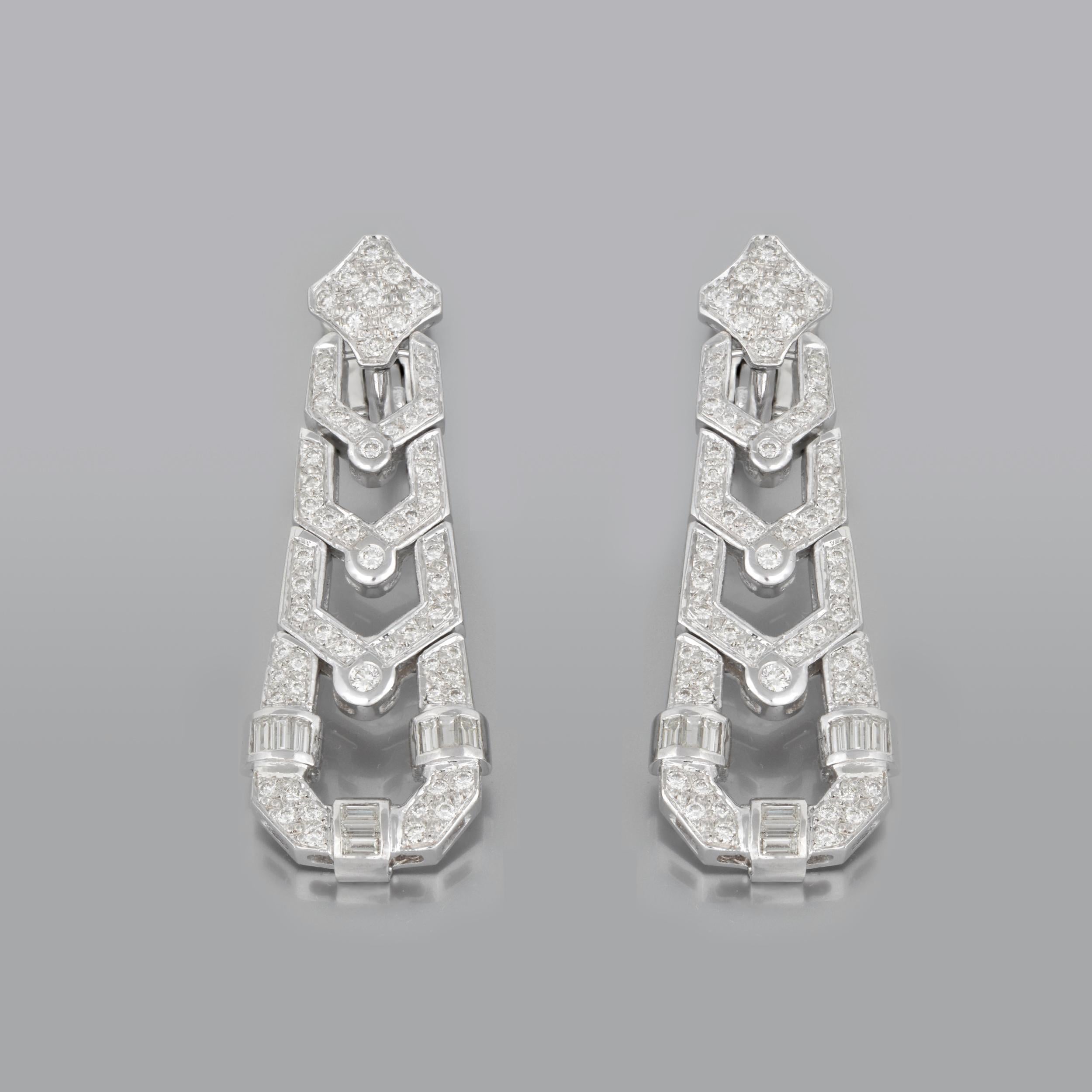 18 k White Gold
Diamonds: 4 ct
Round Baguette Diamonds
Made during Art Deco Period
Made in France
Weight: 23 gr.
