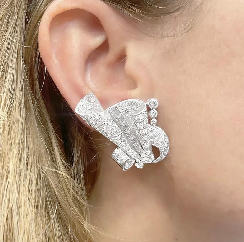 Pendientes vintage de oro blanco y platino de 18 quilates en forma de elegante drapeado realzado con diamantes talla 8/8, brillante y baguette. 
Peso total de los diamantes: unos 4 quilates
Calidad de los diamantes: Extra blanco/ VS a SI