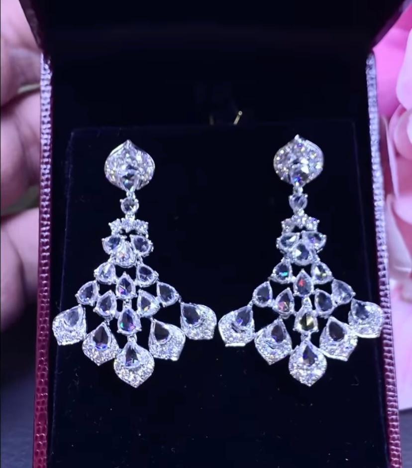 An exquisite Art Deco design for this beautiful earrings in 18k gold with 126 pieces of diamonds, hold cut ,of 6,90 carats F/VS.
High fine Jewels.
Handcrafted by artisan goldsmith.
Excellent manufacture and quality.

Whosale price.

Note: on my