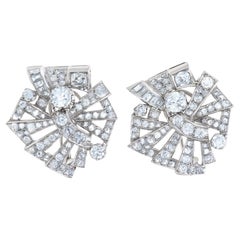Boucles d'oreilles de style Art dco en platine serties de plus de 5 carats de diamants