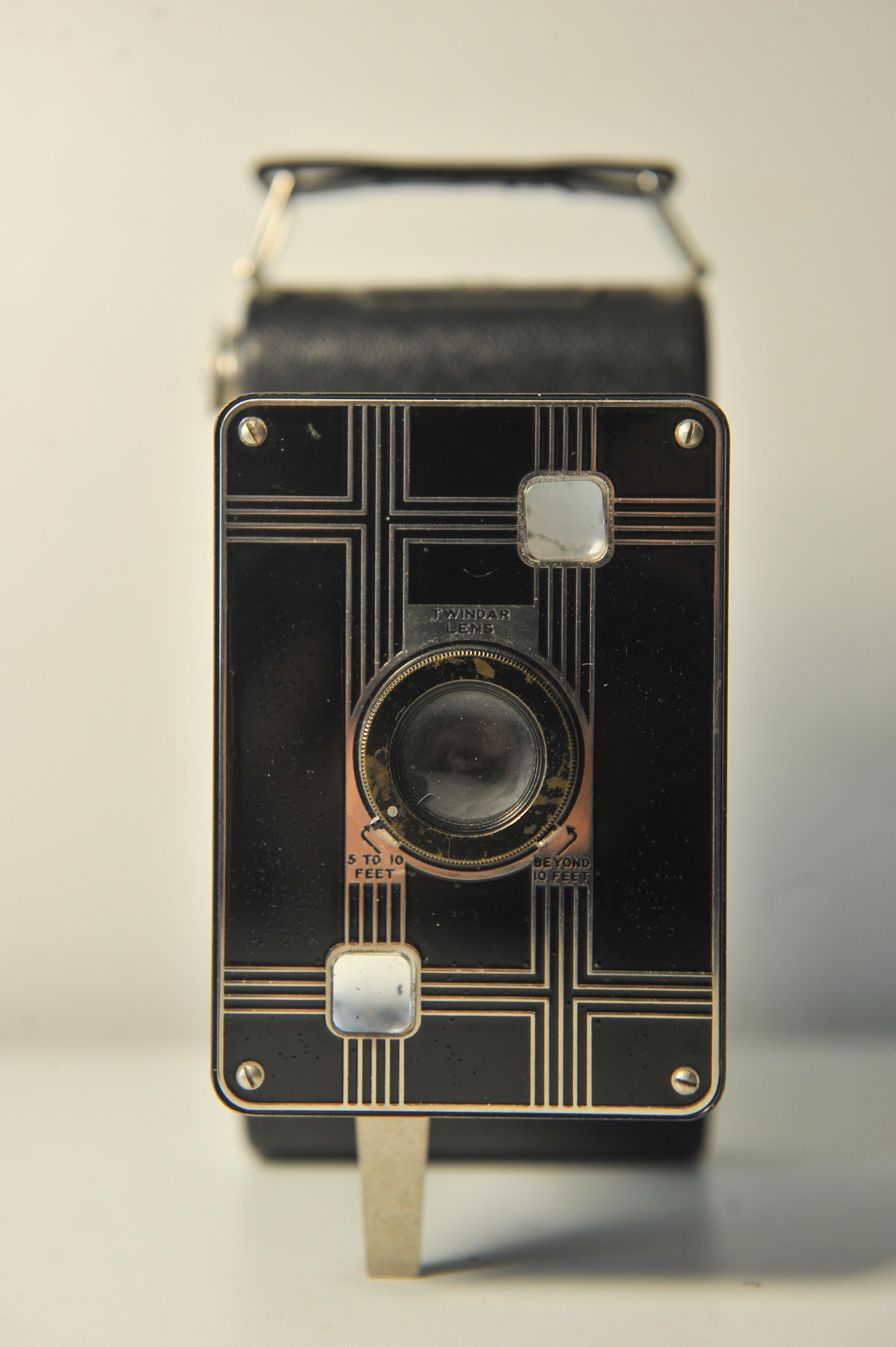 Appareil photo Art Déco Eastman Kodak Jiffy Kodak Six-20 Folding Rollfilm Camera 
Stylisé par Walter Dorwin Teague Fabriqué à Rochester NY, USA entre 1933 et 1937
Accepte 620 rouleaux de film 

Classification	:	Format moyen
Type de