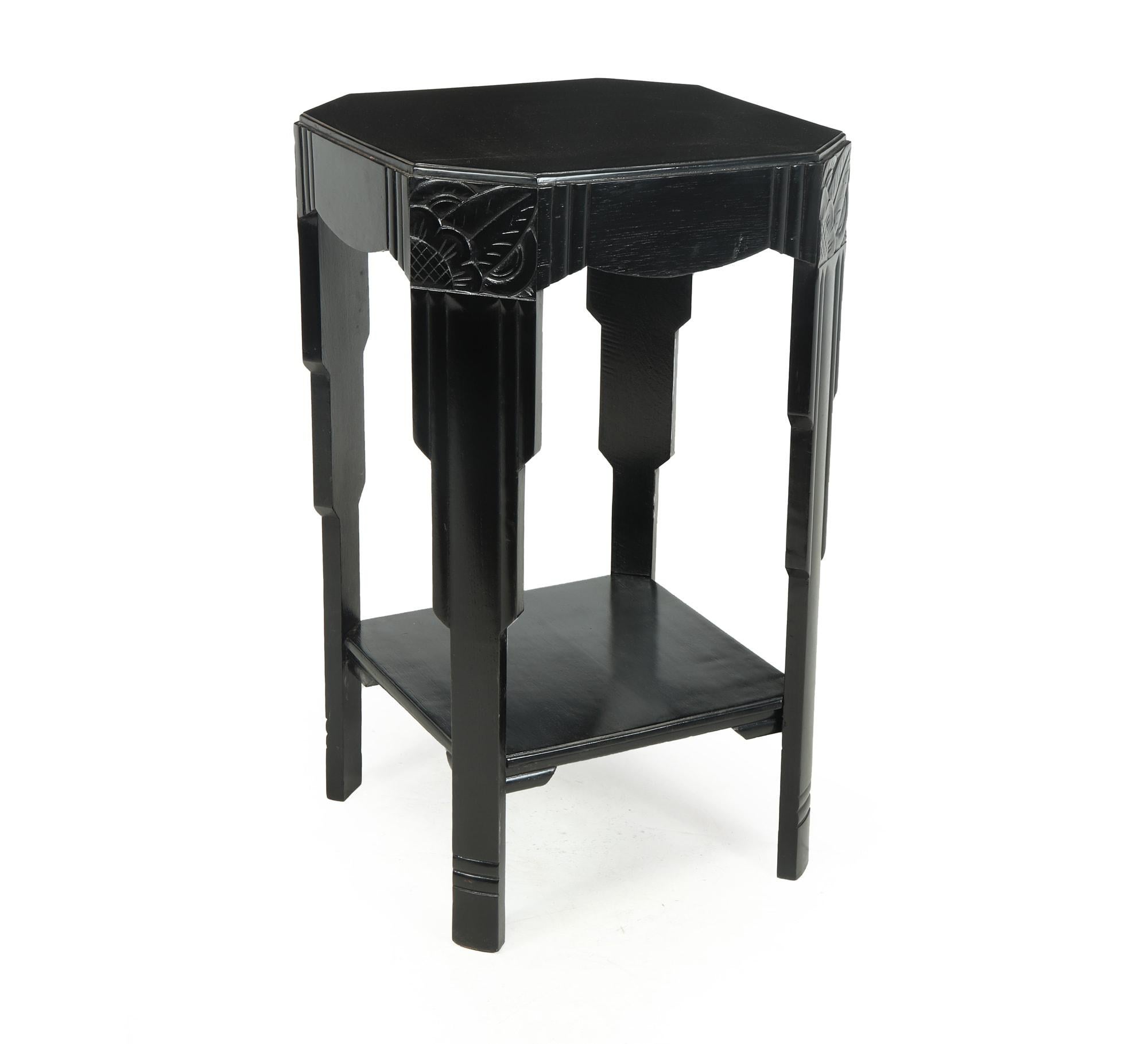 A very good looking art deco occasional side table, solid oak with ebonised piano lacquer finish. Stepped leg supports having carved detail at the top and a lower tier shelf. Newly re finished and polished in excellent condition throughout

Age: