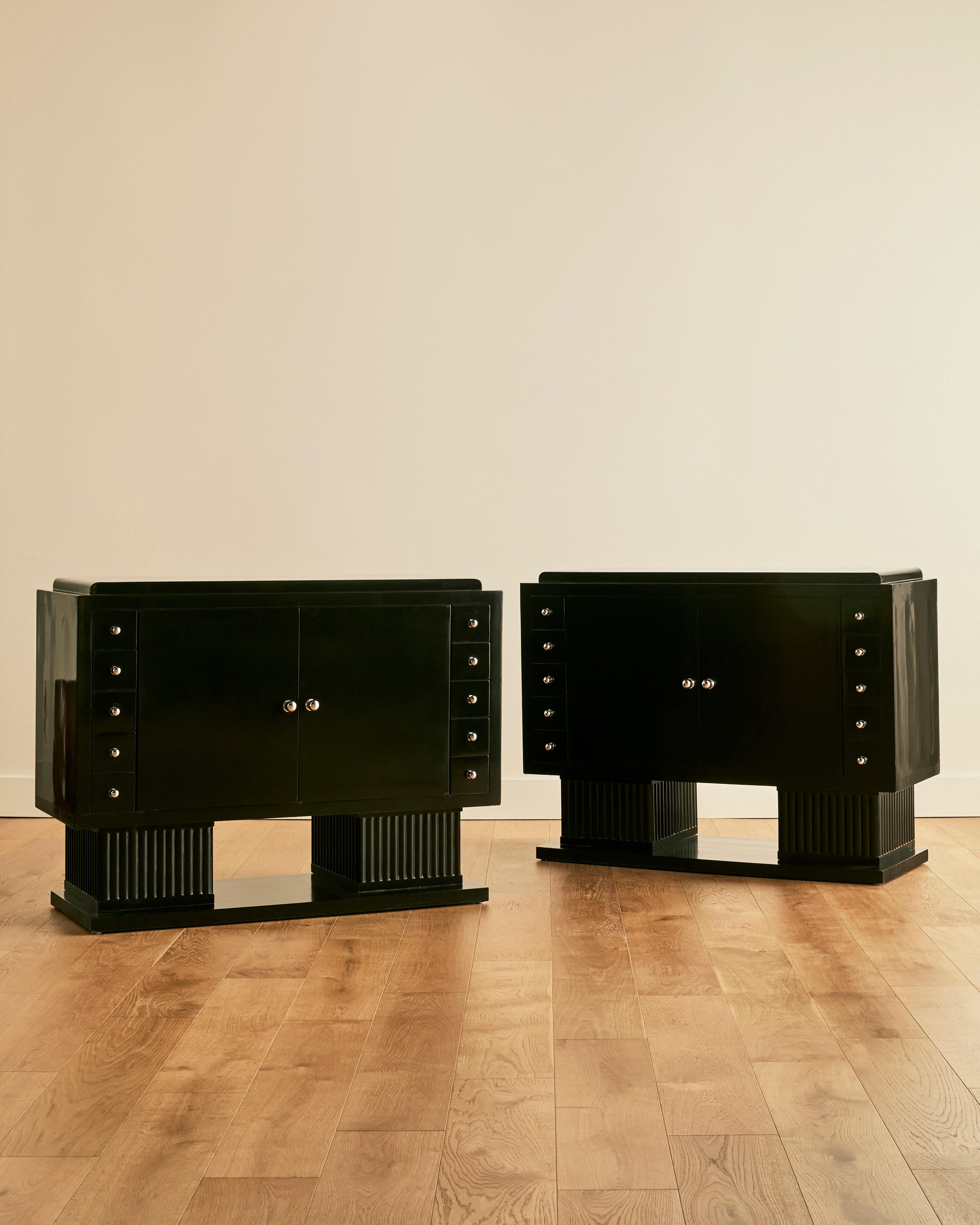 Armadietti in stile Art déco ebanizzati con tiretti arrotondati in metallo. Due disponibili, venduti separatamente. 