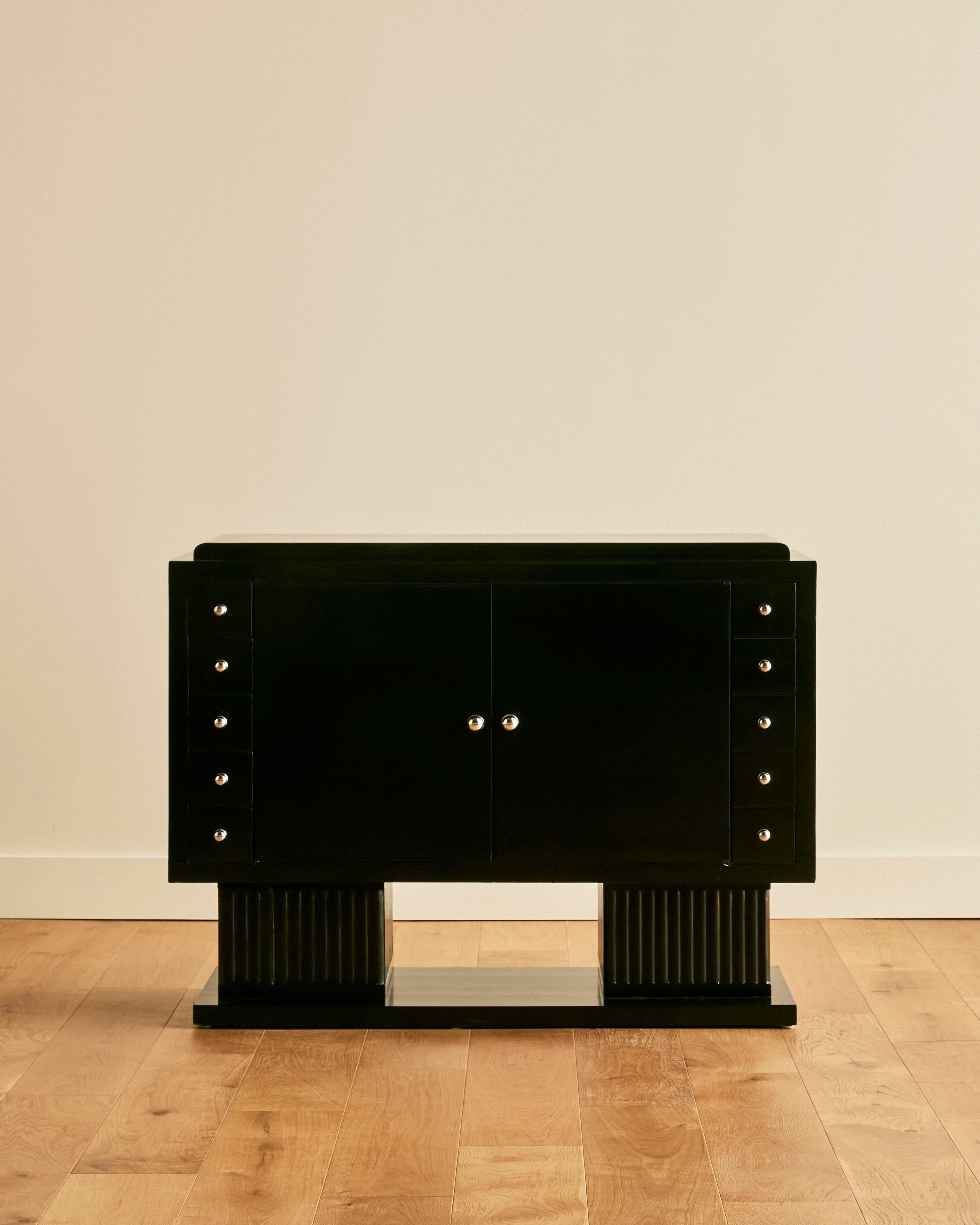 XX secolo Armadietti Art Deco ebanizzati in vendita