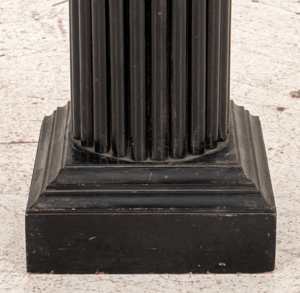 Art Deco ebonisiertes Holz kannelierte Säule Sockel oder Pflanzenständer.

Abmessungen: 22