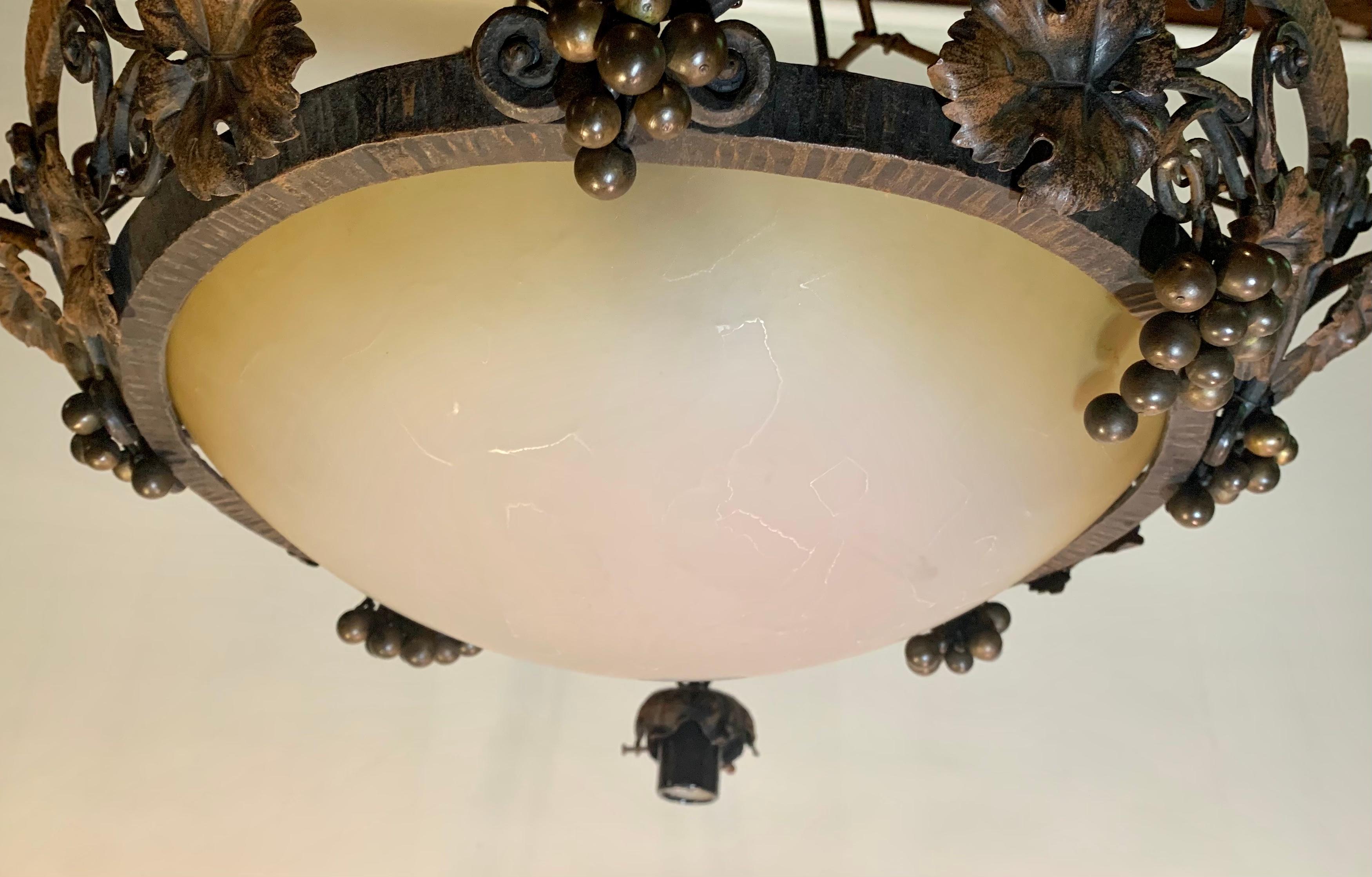 Art Deco Edgar Brandt Stil Schmiedeeisen-Kunstglas-Kronleuchter mit 8 Lichtern aus Trauben (Handgefertigt) im Angebot
