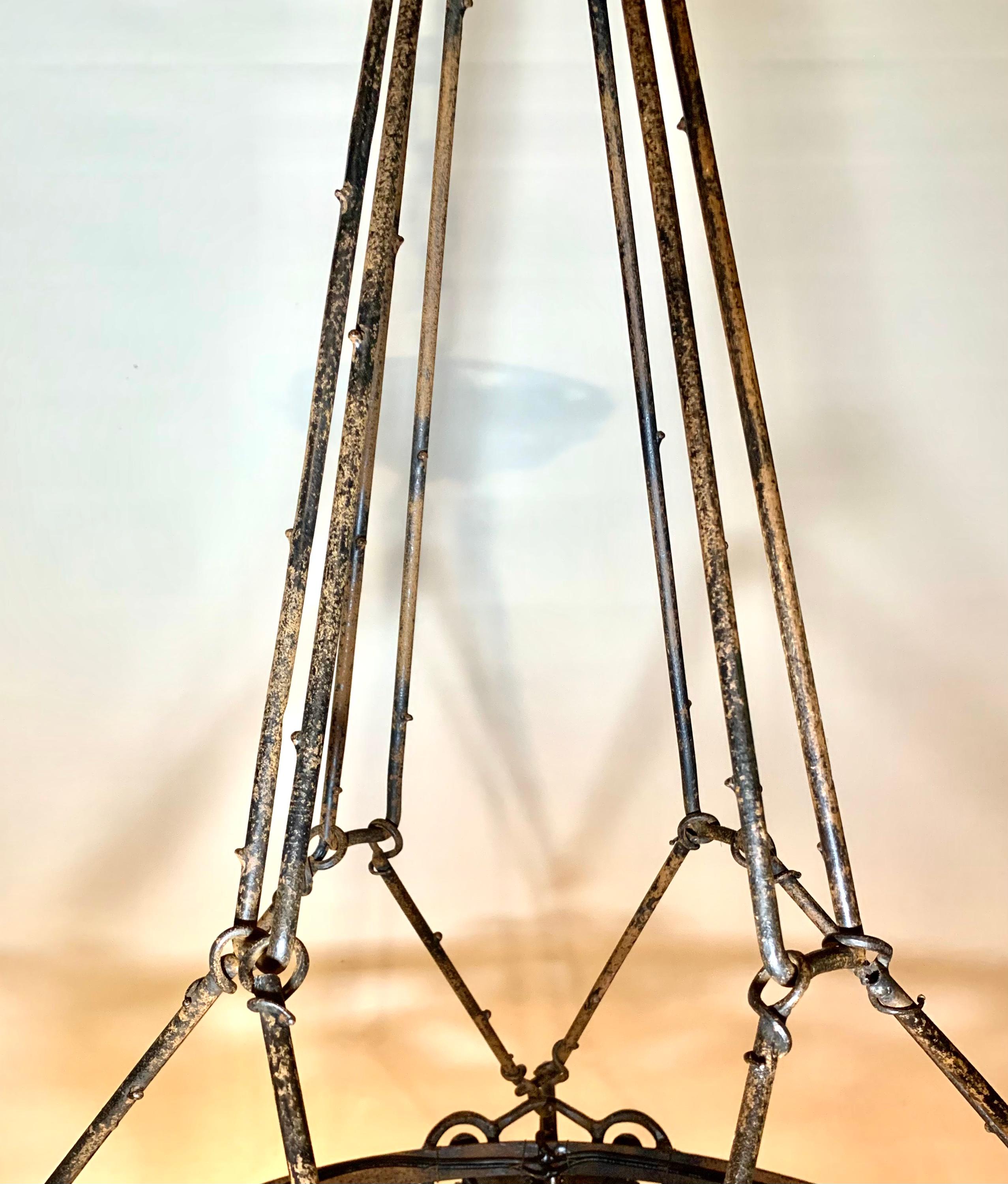 Art Deco Edgar Brandt Stil Schmiedeeisen-Kunstglas-Kronleuchter mit 8 Lichtern aus Trauben (Glas) im Angebot