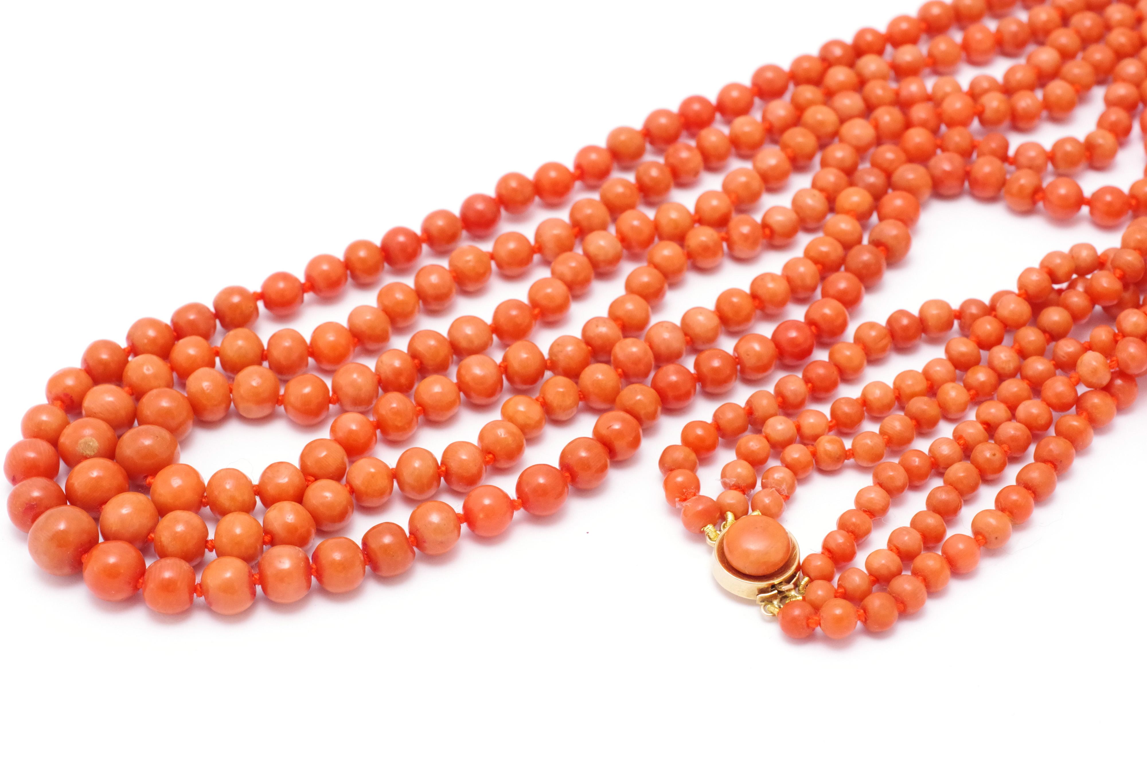 Flapper coral necklace of 3 rows composed of coral beads falling from an intense orange color from the Mediterranean sea, probably Italy . The coral is not dyed. Clasp box in round yellow gold 18k decorated with a coral cabochon. Jewel of the first