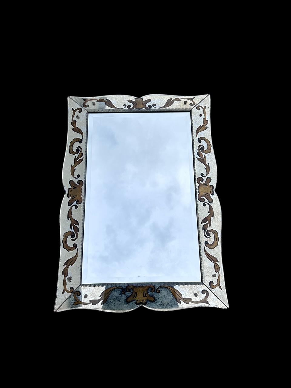 schöner art deco spiegel in verre eglomisé mit einem gemalten dekor aus den 1940er jahren
eine kleine Glasblume fehlt 