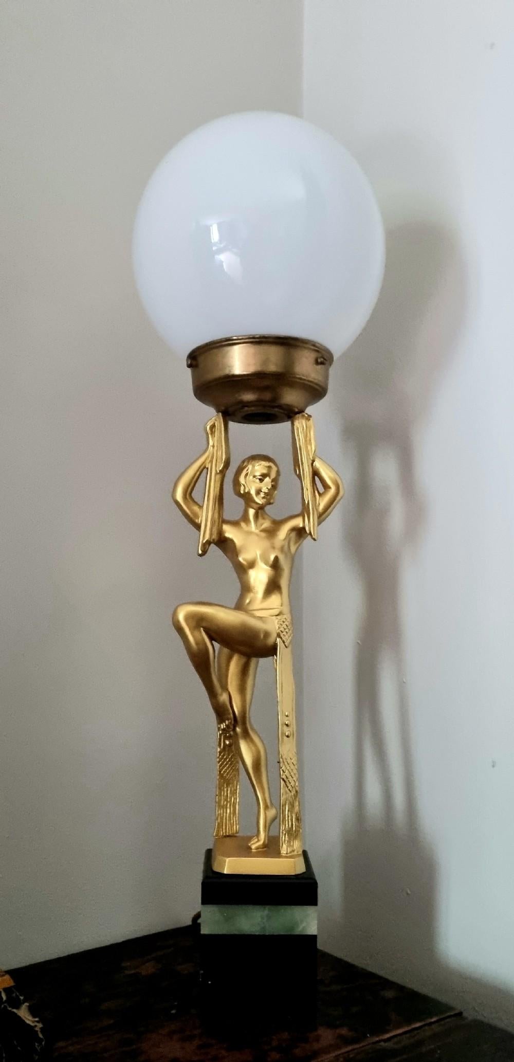 Ägyptische Art-Déco-Tänzerlampe von Limousin im Zustand „Gut“ im Angebot in Hoddesdon, GB