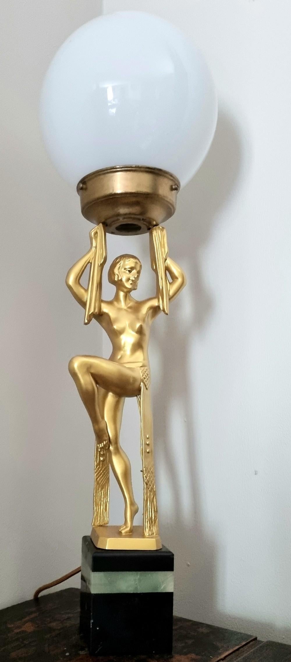 Ägyptische Art-Déco-Tänzerlampe von Limousin (Onyx) im Angebot