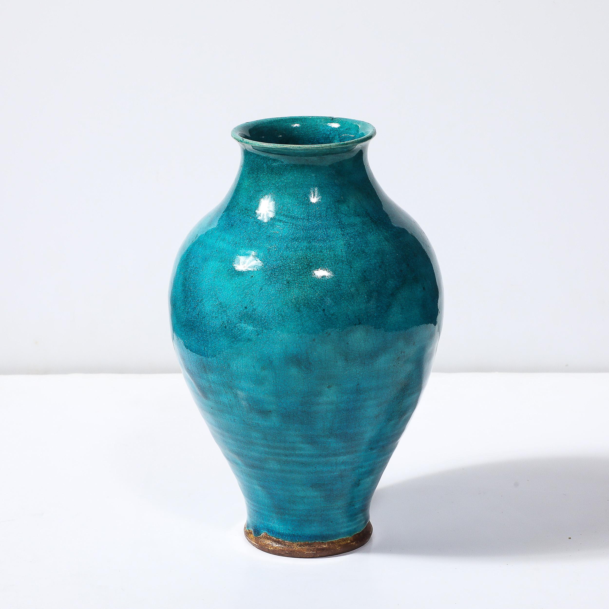 Diese seltene und atemberaubende Art Deco Vase aus ägyptischer Fayence-Glasur, signiert von Leon Volkmar für Durant Kilns, stammt aus den Vereinigten Staaten, ca. 1922. Die zeitlose Komposition besteht aus einer Lippe, die sich leicht ausdehnt, und