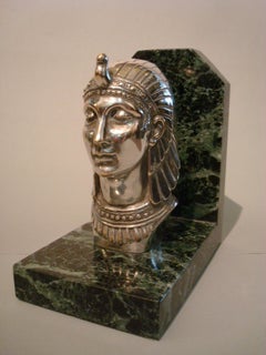 Reggilibri Art Deco a testa egiziana in bronzo argentato firmato Frecourt