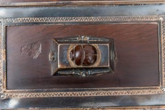 Cercueil Art Déco à motif égyptien en forme de temple exotique:: vers 1925