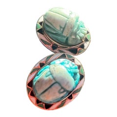 Boucles d'oreilles en or 18 carats avec scarabée en émail Art Déco de la renaissance égyptienne