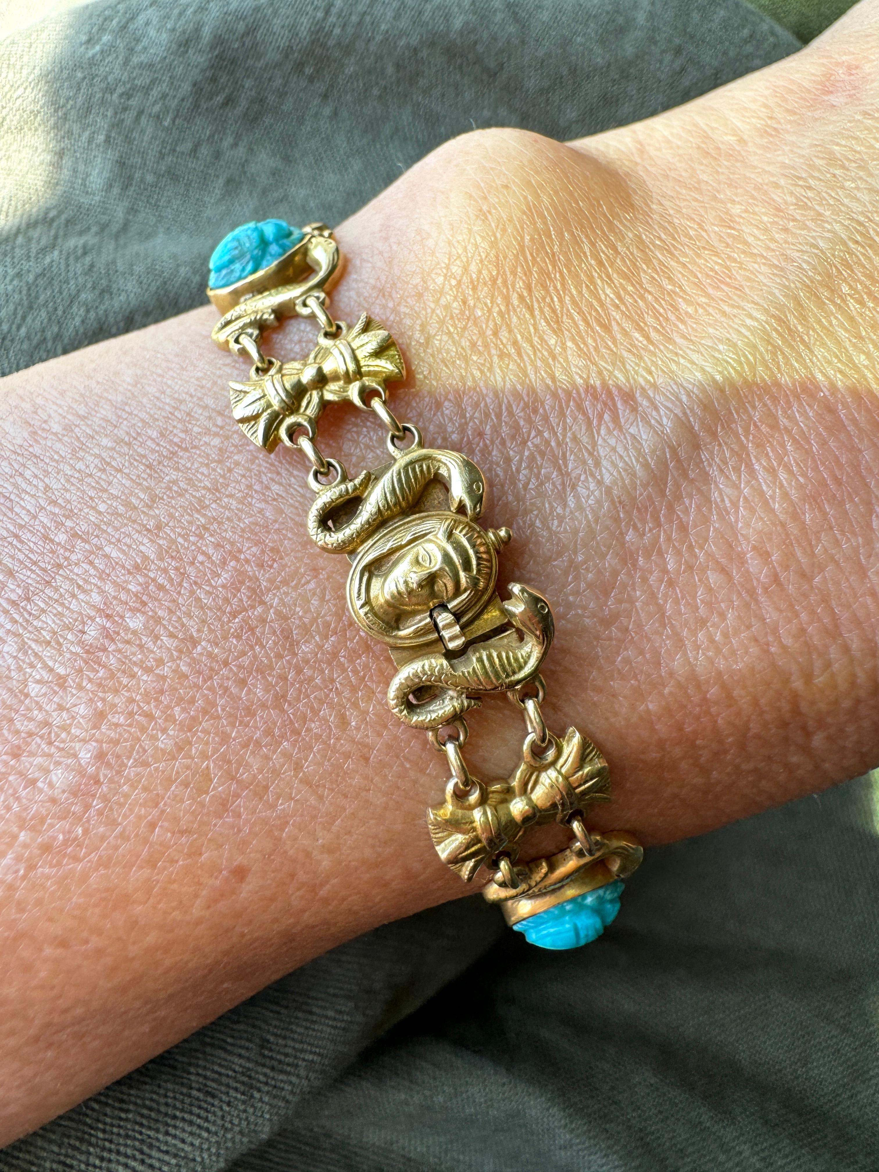 Ägyptischer Revival-Schmuck wurde während der Art-déco-Periode sehr populär, nachdem das Grab von König Tut 1922 geöffnet wurde. Dieses wunderbar tragbare Armband besteht aus sechs türkisfarbenen Skarabäen in Lünettenfassung, die zwischen
