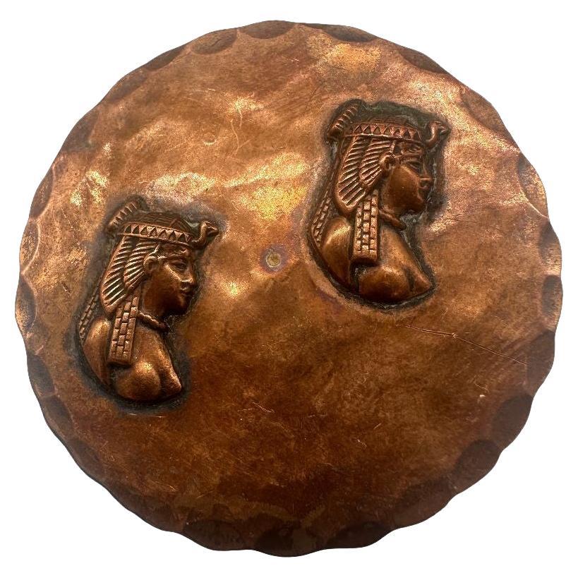 Épingle en cuivre Isis Hammer Art déco Revive égyptien en vente