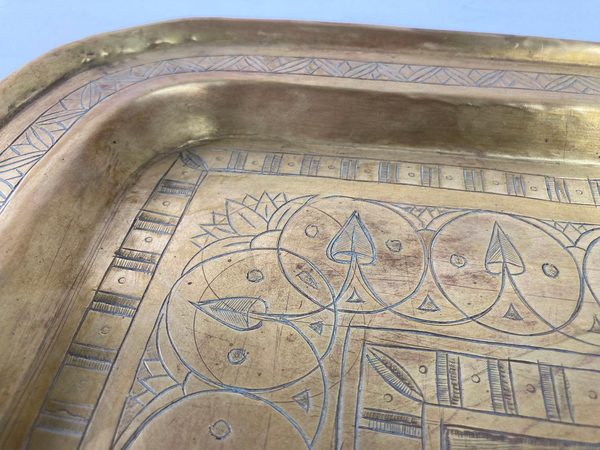 Rechteckiges Art-Déco-Tablett aus antikem Messing im ägyptischen Stil, 1920er Jahre im Angebot 10