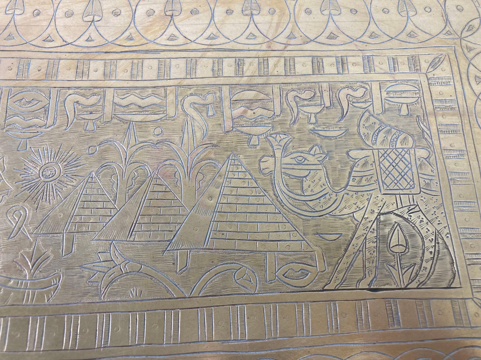 Rechteckiges Art-Déco-Tablett aus antikem Messing im ägyptischen Stil, 1920er Jahre im Angebot 11