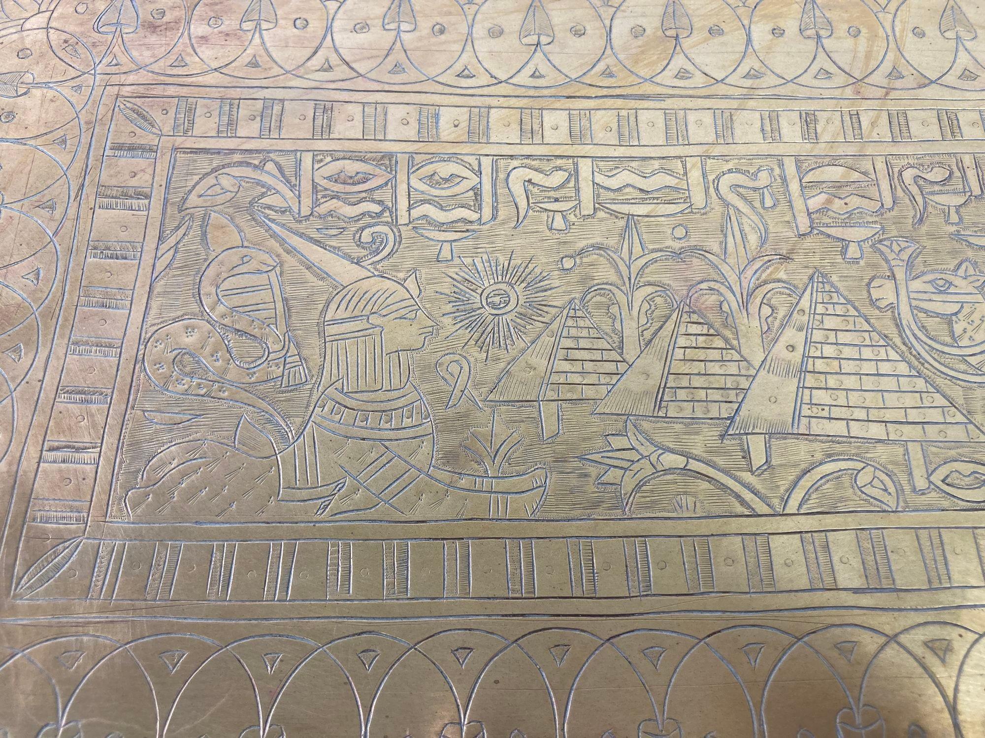 Rechteckiges Art-Déco-Tablett aus antikem Messing im ägyptischen Stil, 1920er Jahre im Angebot 12