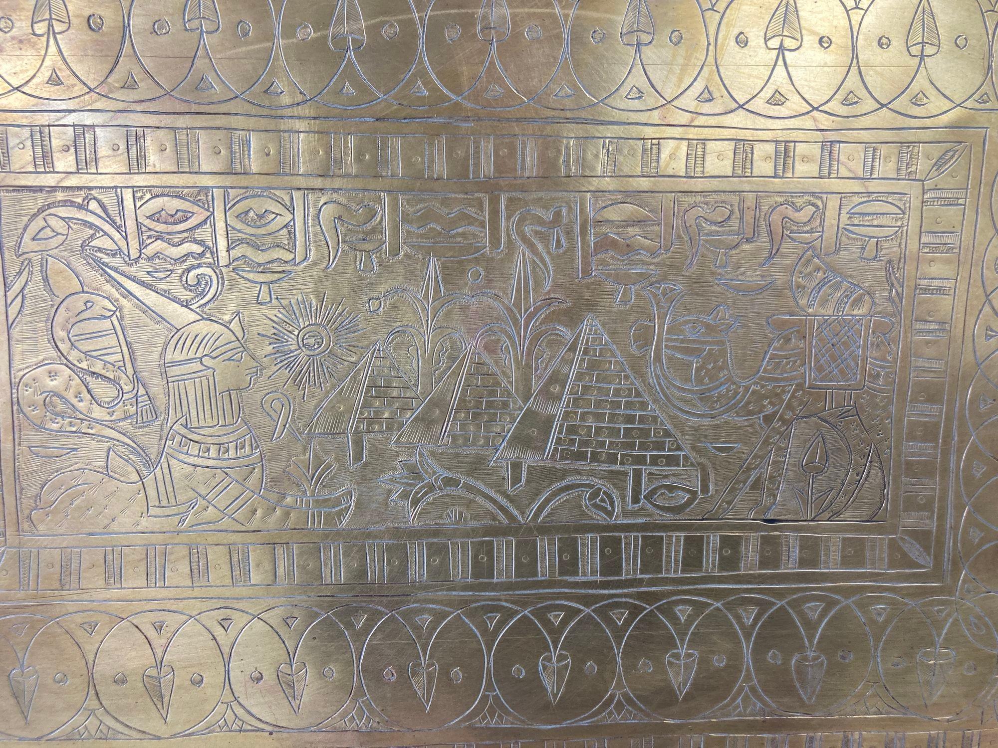 Rechteckiges Art-Déco-Tablett aus antikem Messing im ägyptischen Stil, 1920er Jahre im Angebot 13