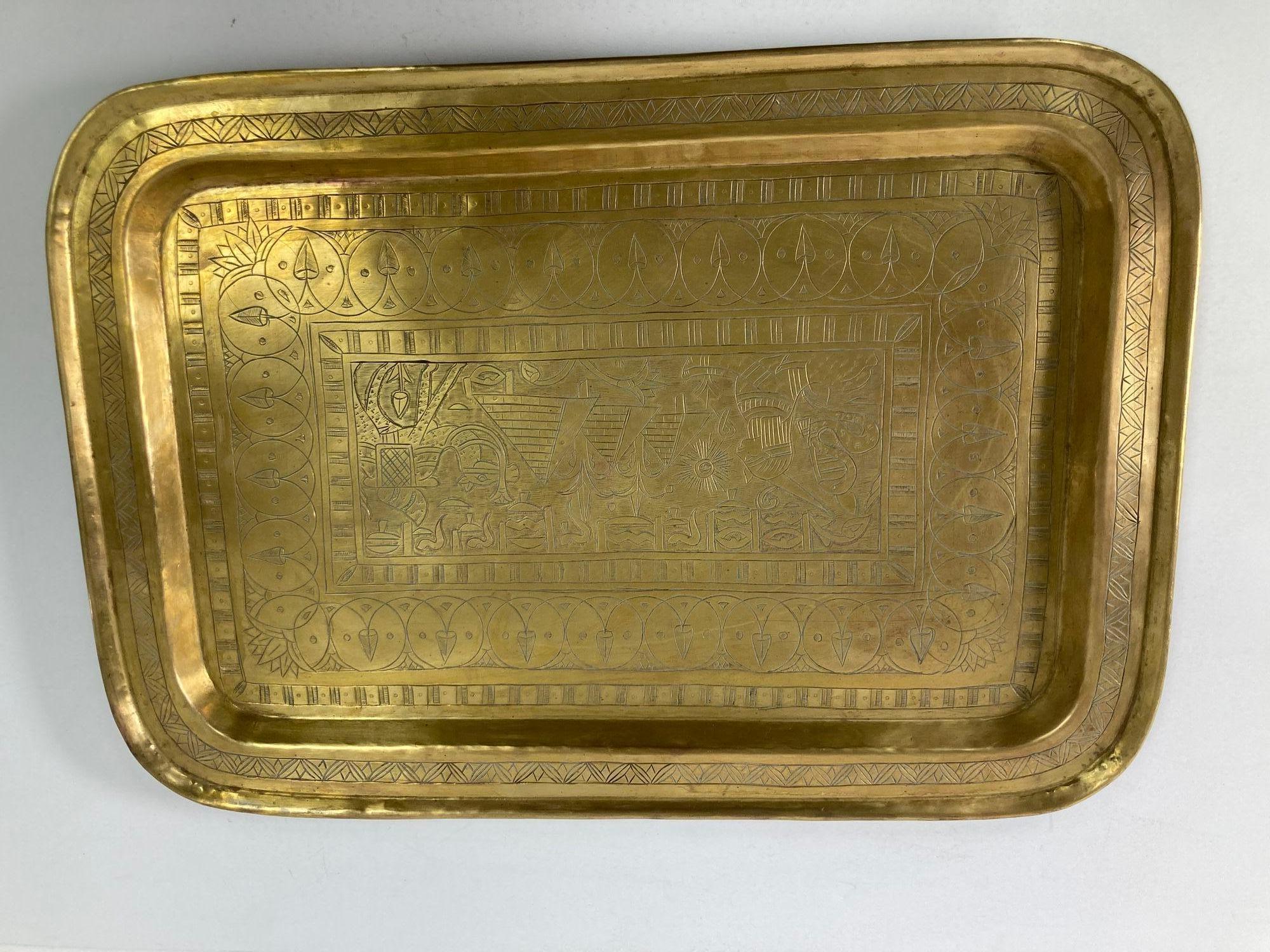 Rechteckiges Art-Déco-Tablett aus antikem Messing im ägyptischen Stil, 1920er Jahre (Neuägyptisch) im Angebot