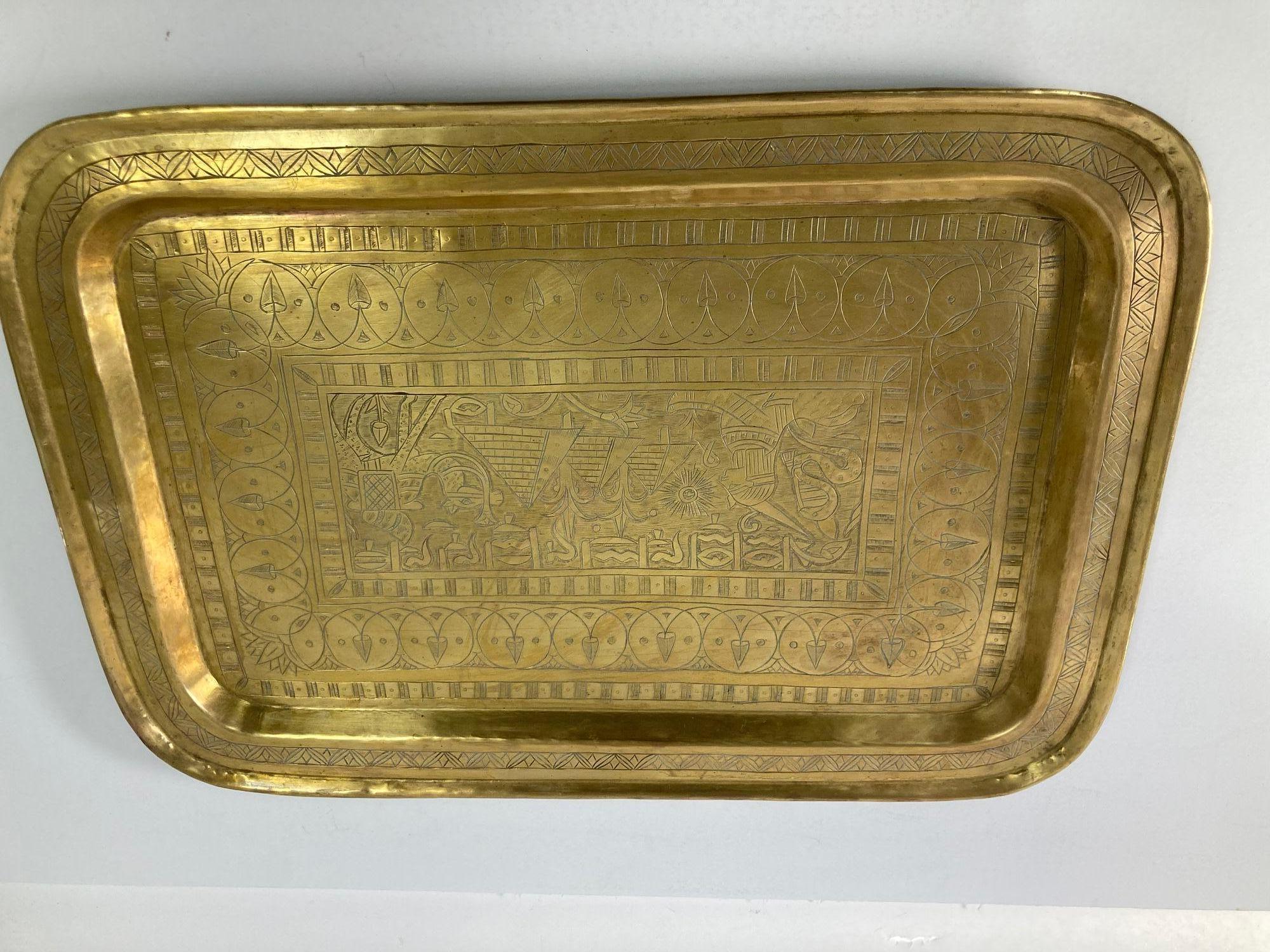 Rechteckiges Art-Déco-Tablett aus antikem Messing im ägyptischen Stil, 1920er Jahre (Ägyptisch) im Angebot