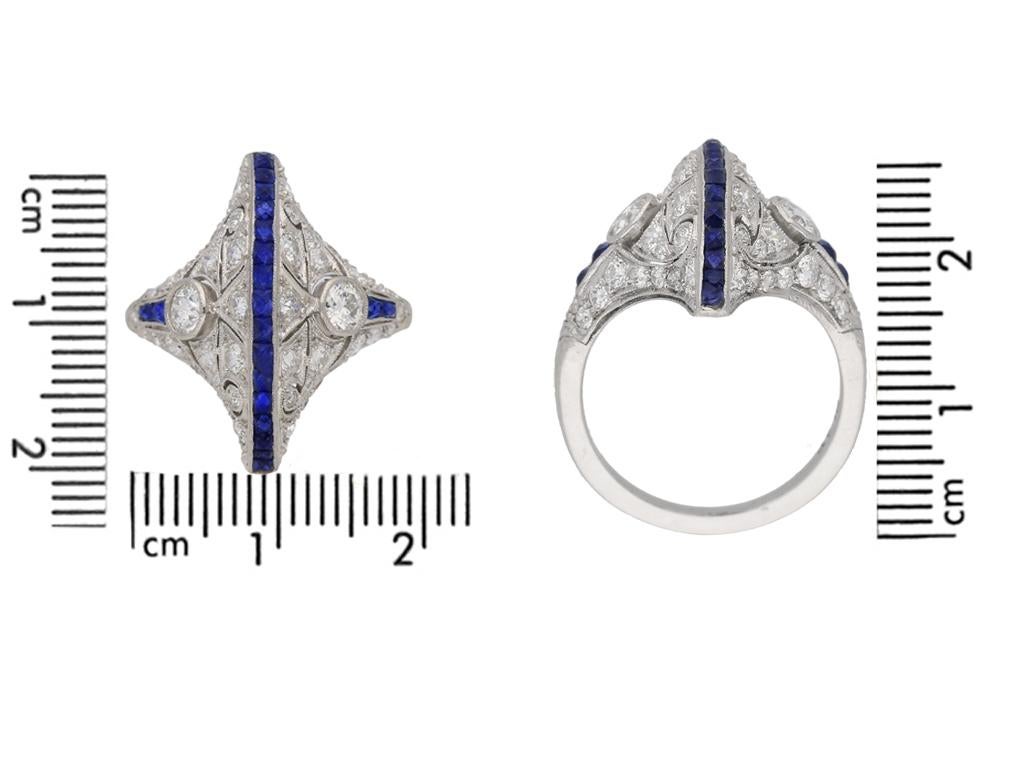 Anello con zaffiro e diamanti Art Deco Egyptian Revival, 1935 circa. In condizioni buone in vendita a London, GB